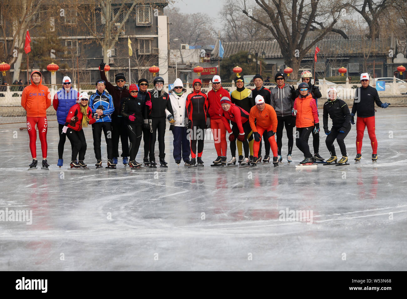Der 81-jährige chinesische Modell Wang Deshun Schlittschuhen auf dem zugefrorenen Houhai See in Peking, China, 3. Januar 2019. Nach Schlagzeilen für seine beeindrucken Stockfoto