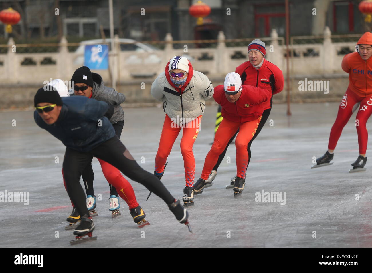 Der 81-jährige chinesische Modell Wang Deshun Schlittschuhen auf dem zugefrorenen Houhai See in Peking, China, 3. Januar 2019. Nach Schlagzeilen für seine beeindrucken Stockfoto