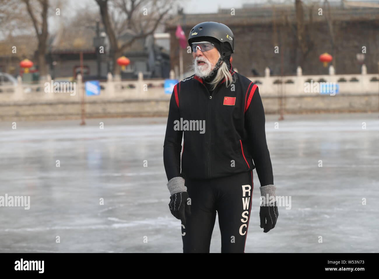 Der 81-jährige chinesische Modell Wang Deshun Schlittschuhen auf dem zugefrorenen Houhai See in Peking, China, 3. Januar 2019. Nach Schlagzeilen für seine beeindrucken Stockfoto