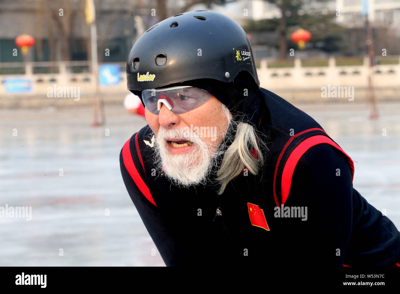 Der 81-jährige chinesische Modell Wang Deshun Schlittschuhen auf dem zugefrorenen Houhai See in Peking, China, 3. Januar 2019. Nach Schlagzeilen für seine beeindrucken Stockfoto