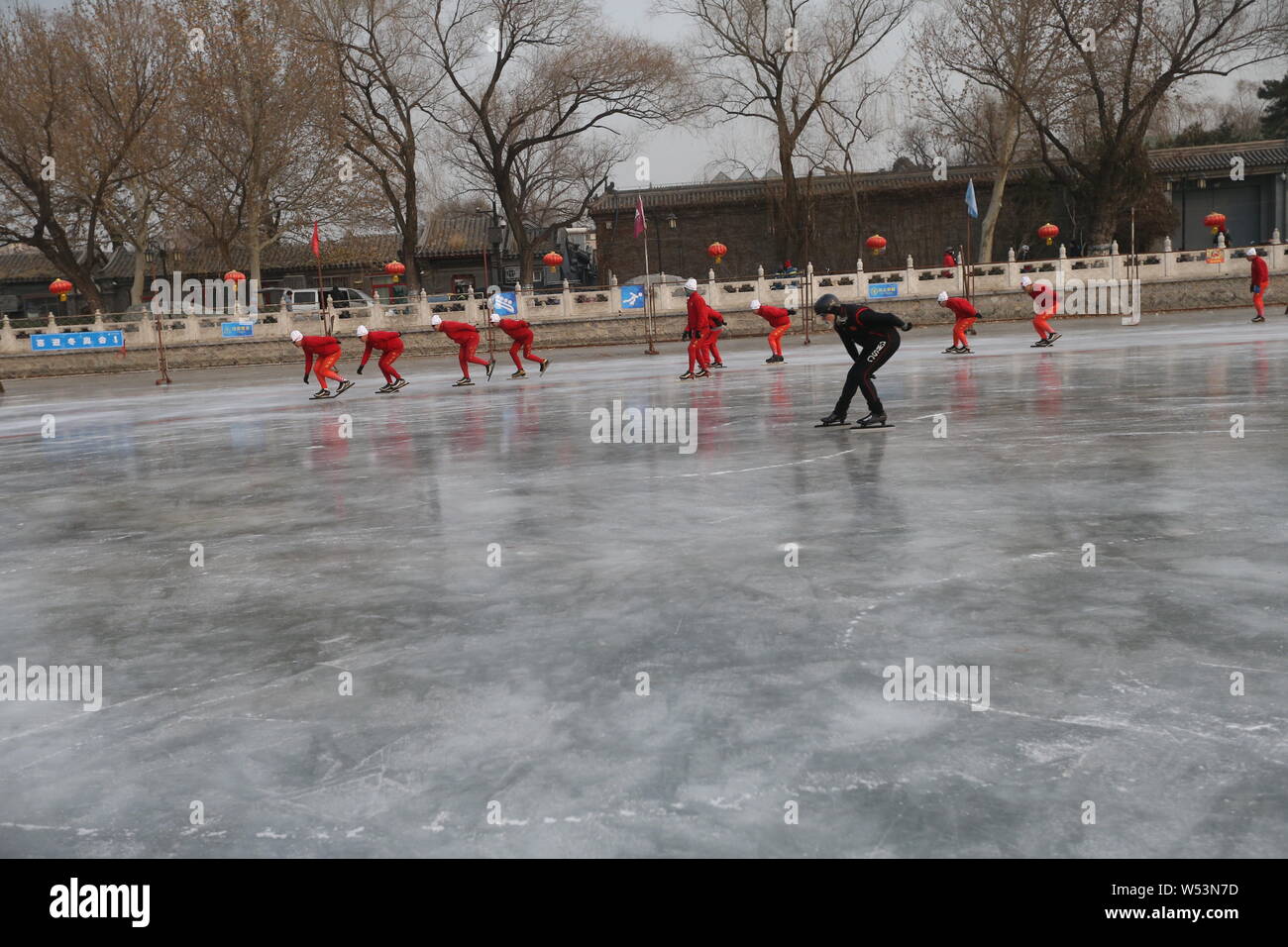 Der 81-jährige chinesische Modell Wang Deshun Schlittschuhen auf dem zugefrorenen Houhai See in Peking, China, 3. Januar 2019. Nach Schlagzeilen für seine beeindrucken Stockfoto