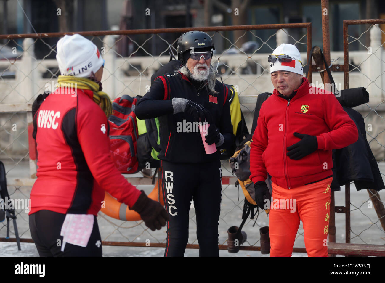 Der 81-jährige chinesische Modell Wang Deshun Schlittschuhen auf dem zugefrorenen Houhai See in Peking, China, 3. Januar 2019. Nach Schlagzeilen für seine beeindrucken Stockfoto