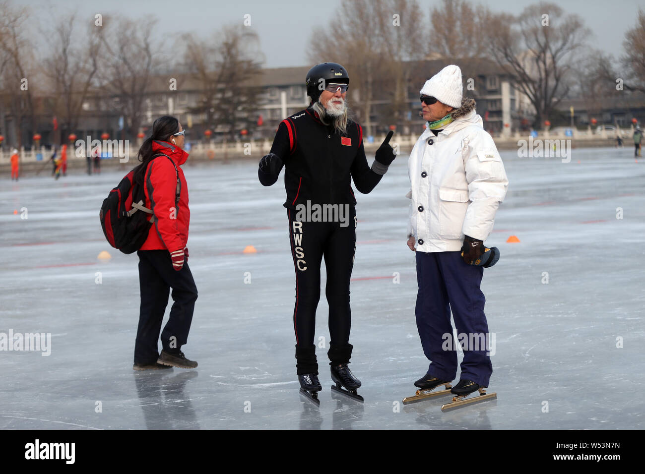 Der 81-jährige chinesische Modell Wang Deshun Schlittschuhen auf dem zugefrorenen Houhai See in Peking, China, 3. Januar 2019. Nach Schlagzeilen für seine beeindrucken Stockfoto