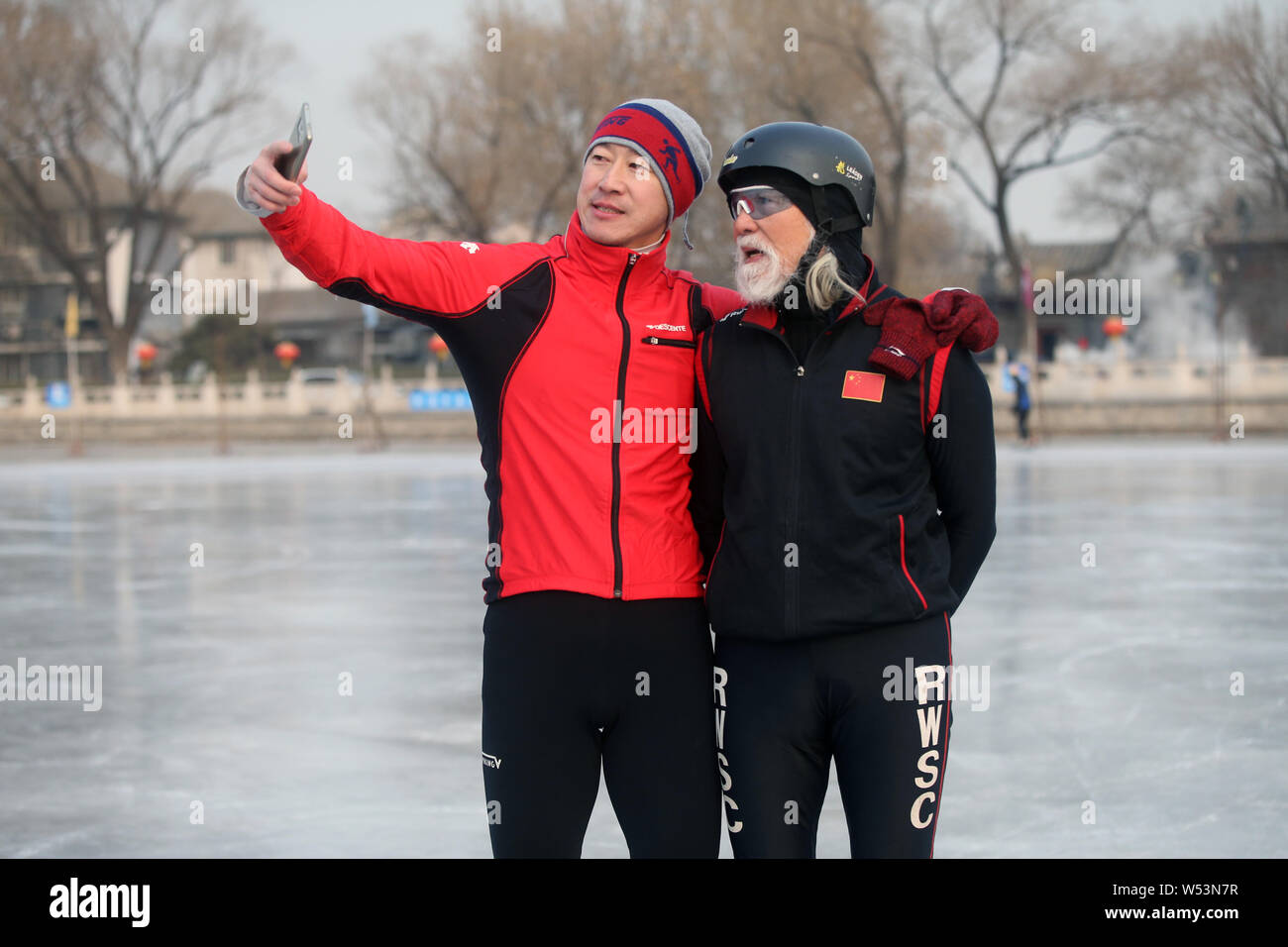 Der 81-jährige chinesische Modell Wang Deshun Schlittschuhen auf dem zugefrorenen Houhai See in Peking, China, 3. Januar 2019. Nach Schlagzeilen für seine beeindrucken Stockfoto
