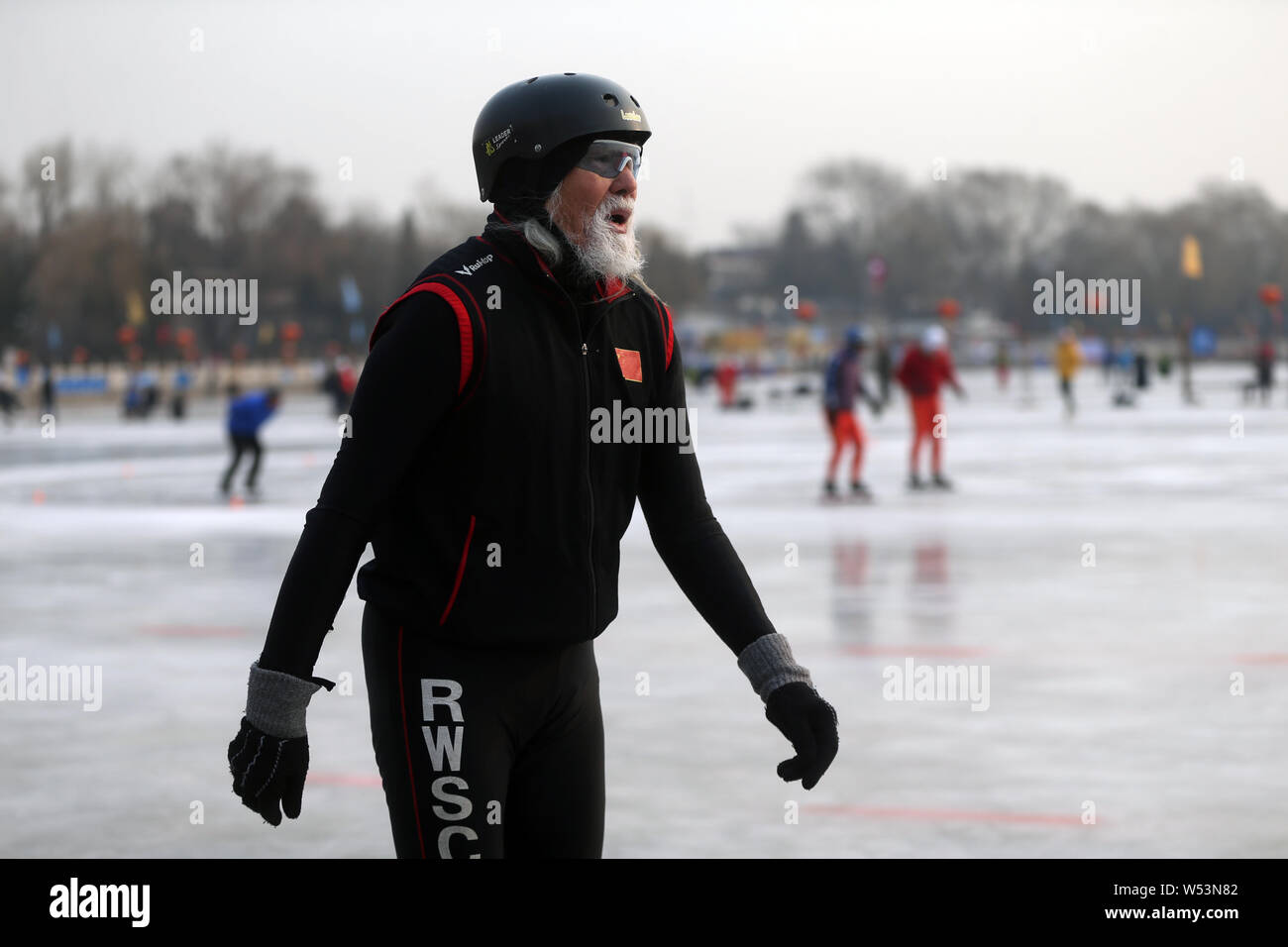 Der 81-jährige chinesische Modell Wang Deshun Schlittschuhen auf dem zugefrorenen Houhai See in Peking, China, 3. Januar 2019. Nach Schlagzeilen für seine beeindrucken Stockfoto
