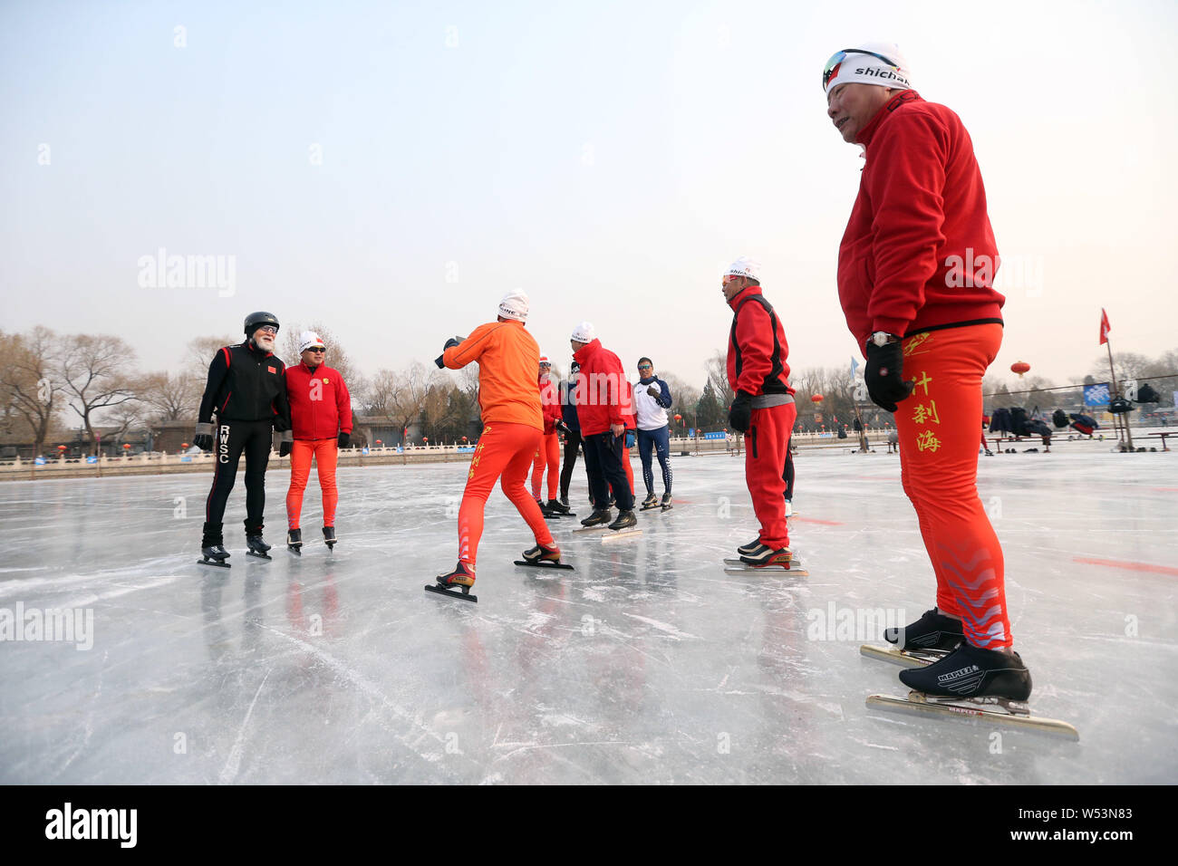 Der 81-jährige chinesische Modell Wang Deshun Schlittschuhen auf dem zugefrorenen Houhai See in Peking, China, 3. Januar 2019. Nach Schlagzeilen für seine beeindrucken Stockfoto