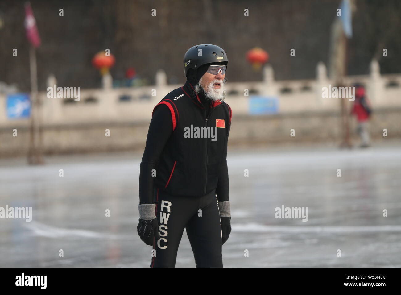 Der 81-jährige chinesische Modell Wang Deshun Schlittschuhen auf dem zugefrorenen Houhai See in Peking, China, 3. Januar 2019. Nach Schlagzeilen für seine beeindrucken Stockfoto