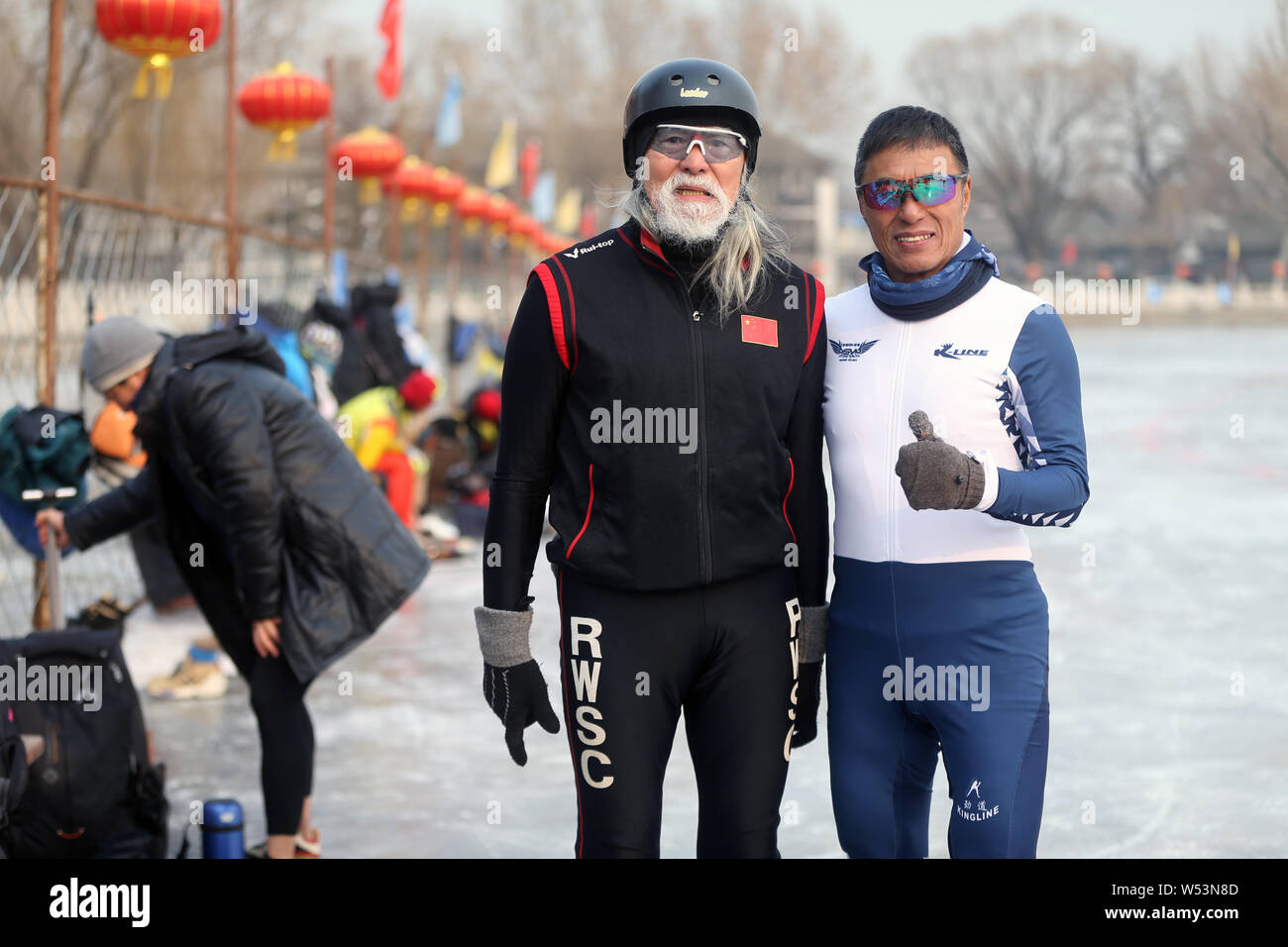 Der 81-jährige chinesische Modell Wang Deshun Schlittschuhen auf dem zugefrorenen Houhai See in Peking, China, 3. Januar 2019. Nach Schlagzeilen für seine beeindrucken Stockfoto