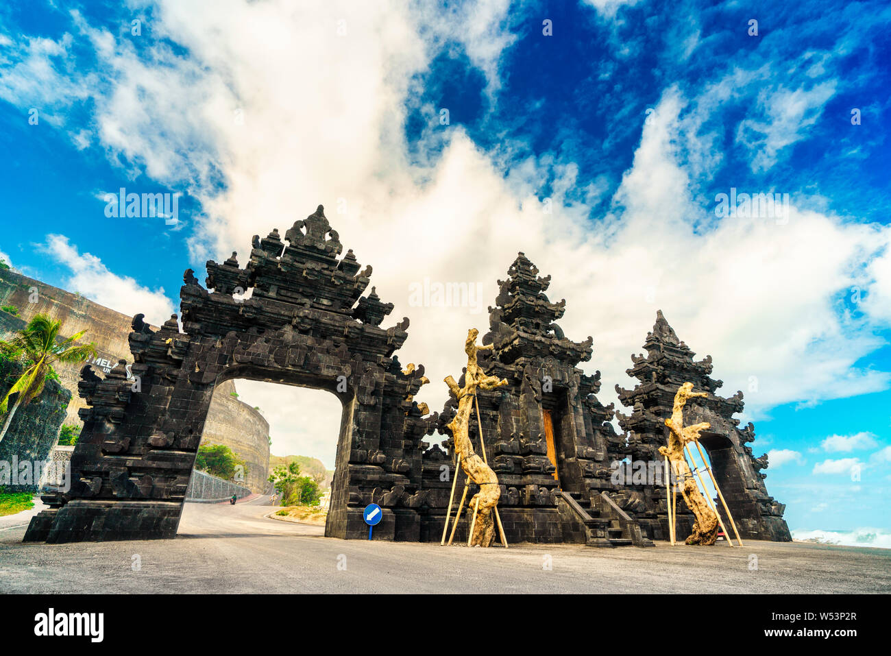 Wunderschöne Aussicht auf Melasti Beach. Blaues Meer mit Wellen, klaren Himmel und weißer Sand in den Indischen Ozean, South Kuta, Bali. Stockfoto