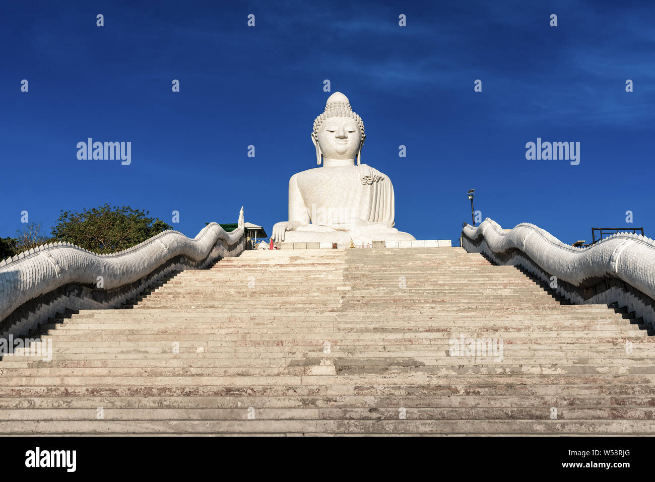 Big Buddha Phuket, eine 45 Meter hohe weiße Marmorstatue, ist sichtbar von jedem Ort im südlichen Teil von Phuket. Stockfoto