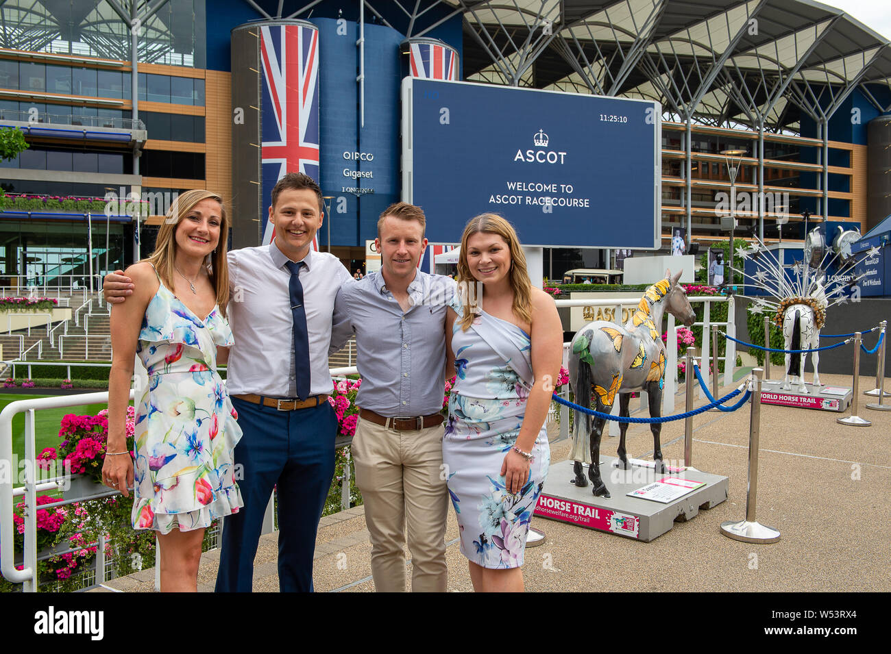 Ascot Racecourse, Ascot, Großbritannien. 26. Juli, 2019. Lauren Swain, Chris Nicklen, James Treiber und Victoria Wassell sind begeistert in Ascot Pferderennbahn Für einen Tag des Laufens zu sein. Credit: Maureen McLean/Alamy leben Nachrichten Stockfoto