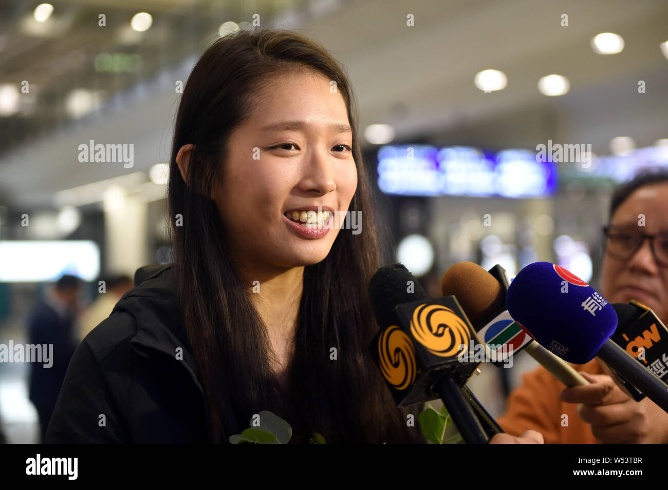 Hong Kong Fechter Vivian Kong Mann Wai erhält ein Interview nach dem Internationalen Flughafen Hong Kong in Hong Kong, China ankommen, 16. Januar 2019. Stockfoto