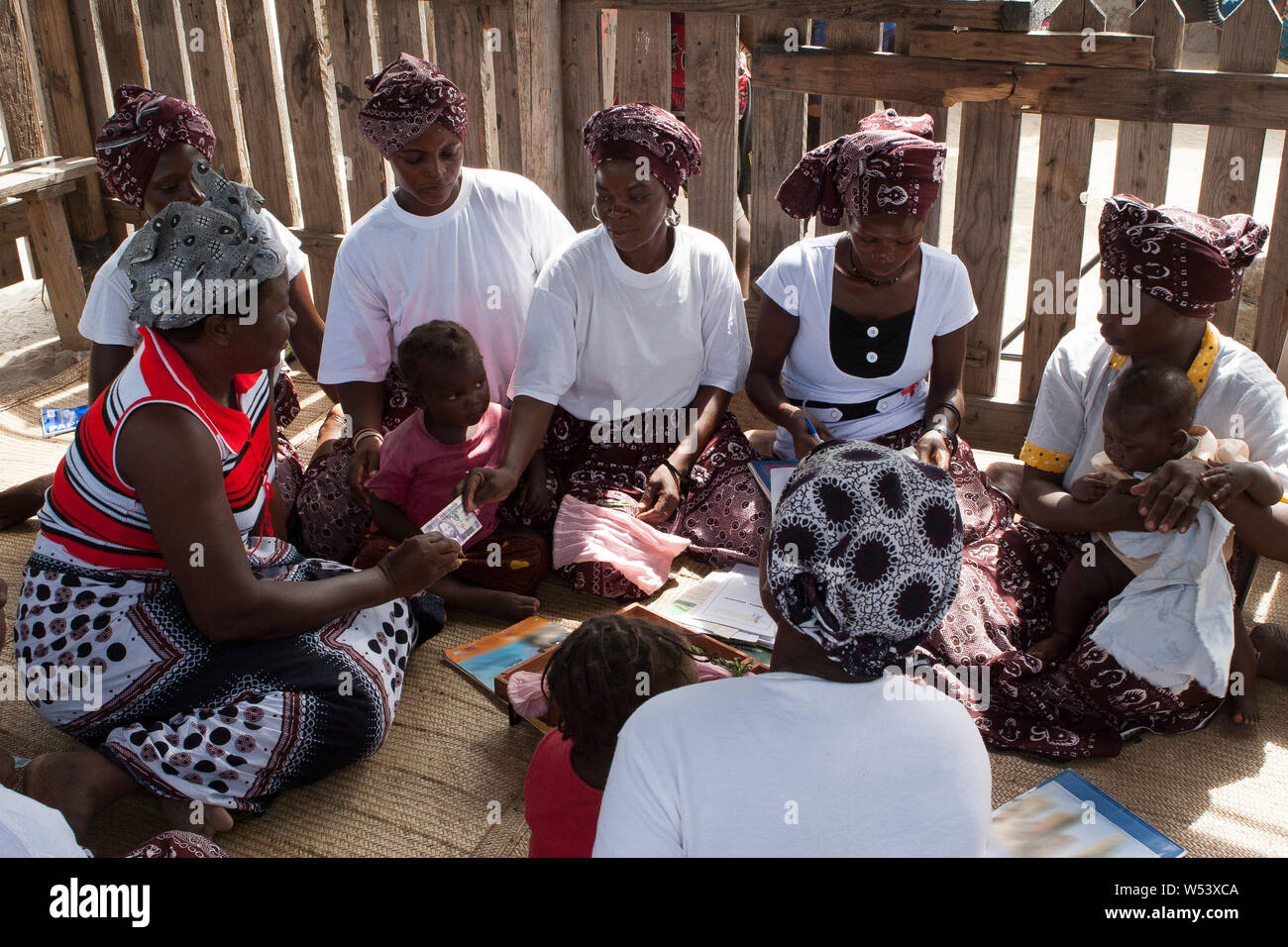 Lokale Kleinstfinanzierungs- und Kreditfazilität im Dorf, unterstützt von der Bergbaugesellschaft.Group, die von Frauen betrieben wird - wegen fehlender Bankgeschäfte in armen ländlichen Gebieten. Stockfoto