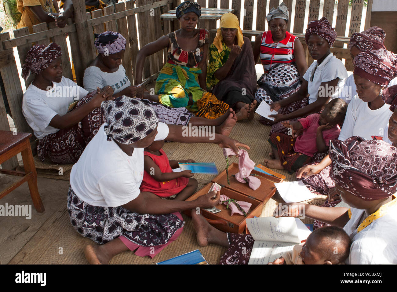 Lokale Kleinstfinanzierungs- und Kreditfazilität im Dorf, unterstützt von der Bergbaugesellschaft.Group, die von Frauen betrieben wird - wegen fehlender Bankgeschäfte in armen ländlichen Gebieten. Stockfoto