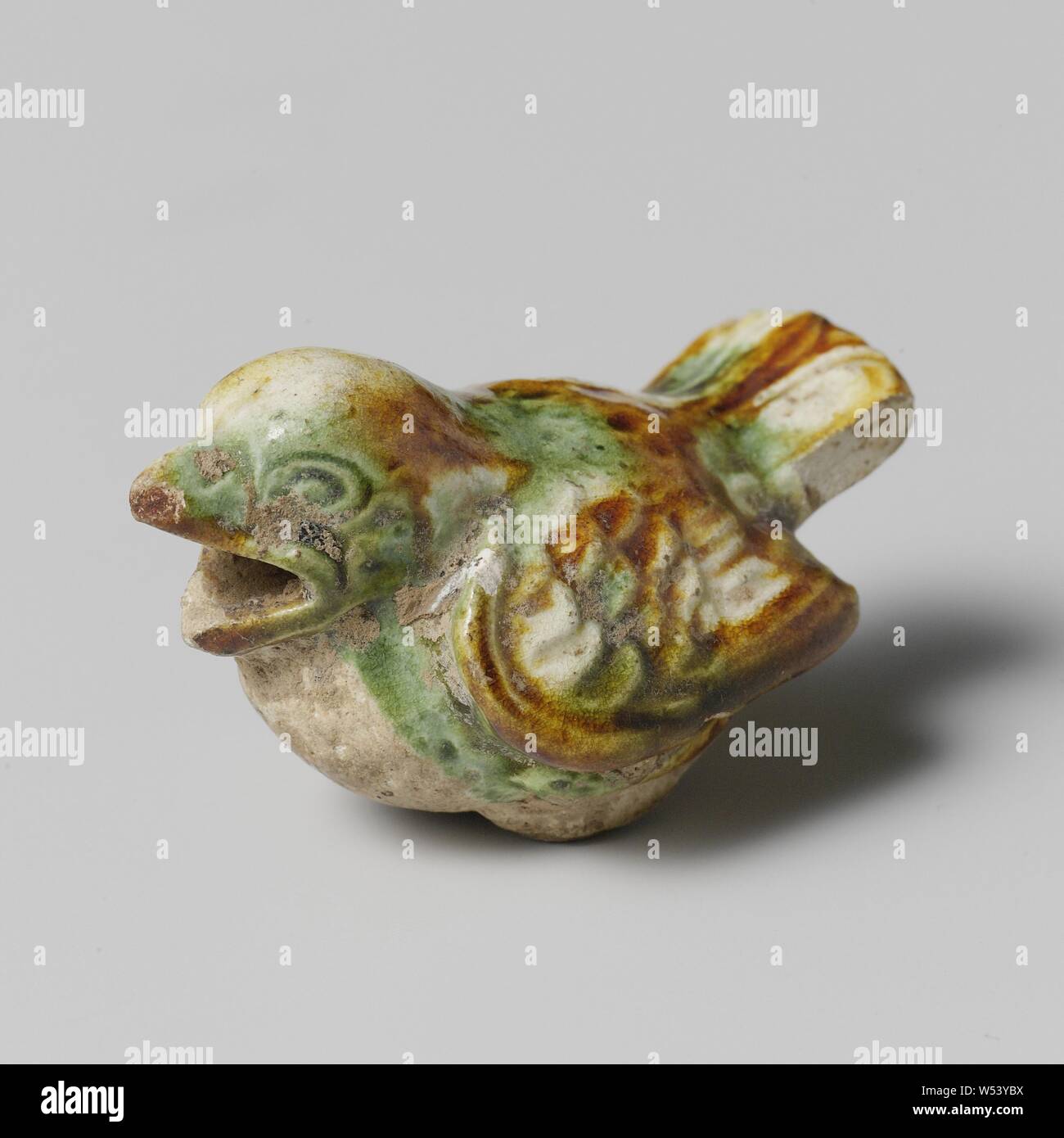 Abbildung eines Vogels und ein Topf mit Deckel Abbildung eines Vogels, Skulptur oder Abbildung von Steingut wie ein Vogel mit offenem Mund, mit einem cremefarbenen, braune und grüne Glasur bedeckt geprägt. Sancai, Tang., anonym, China, C. 700-C. 750, Tang-Dynastie (618-907), Steingut, Glasur, Verglasung, h 2,5 cm × 4,4 cm × w l 2,8 cm Stockfoto