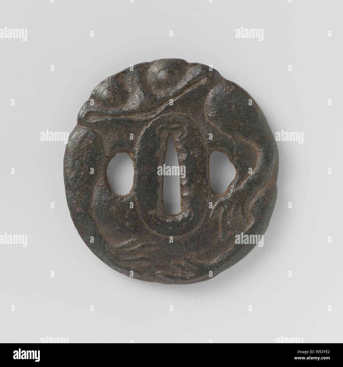 Handschutz, Oval Tsuba in der Form eines Frosches., anonym, Japan, 1600-1900, Bügeleisen (Metall), h 6,9 cm × 6,6 cm w Stockfoto