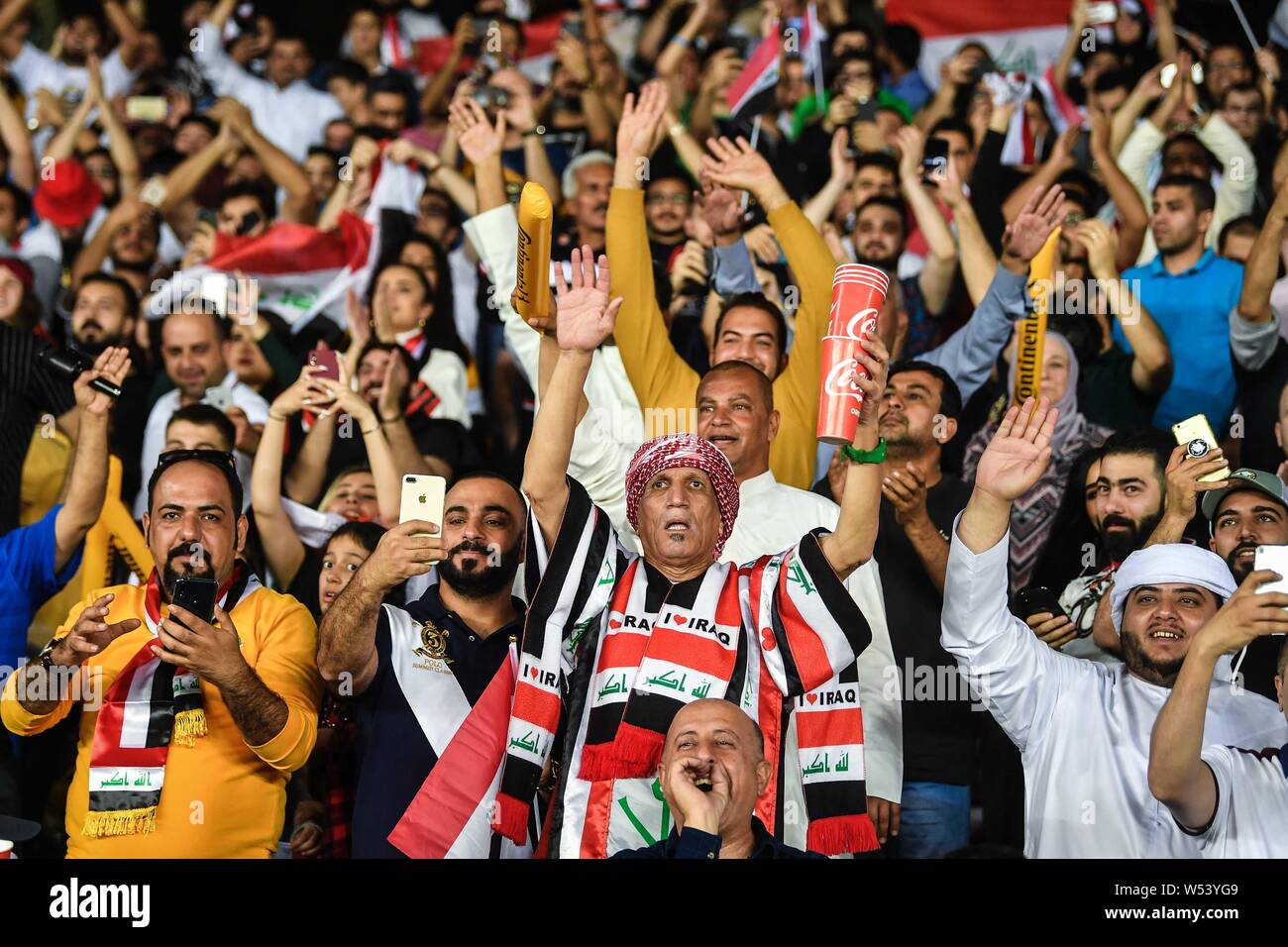 Irakische Fußballfans halten, ihre nationalen Flaggen Unterstützung für den Irak National Football Team in der AFC Asian Cup Gruppe D Match gegen Vietnam na zu zeigen Stockfoto