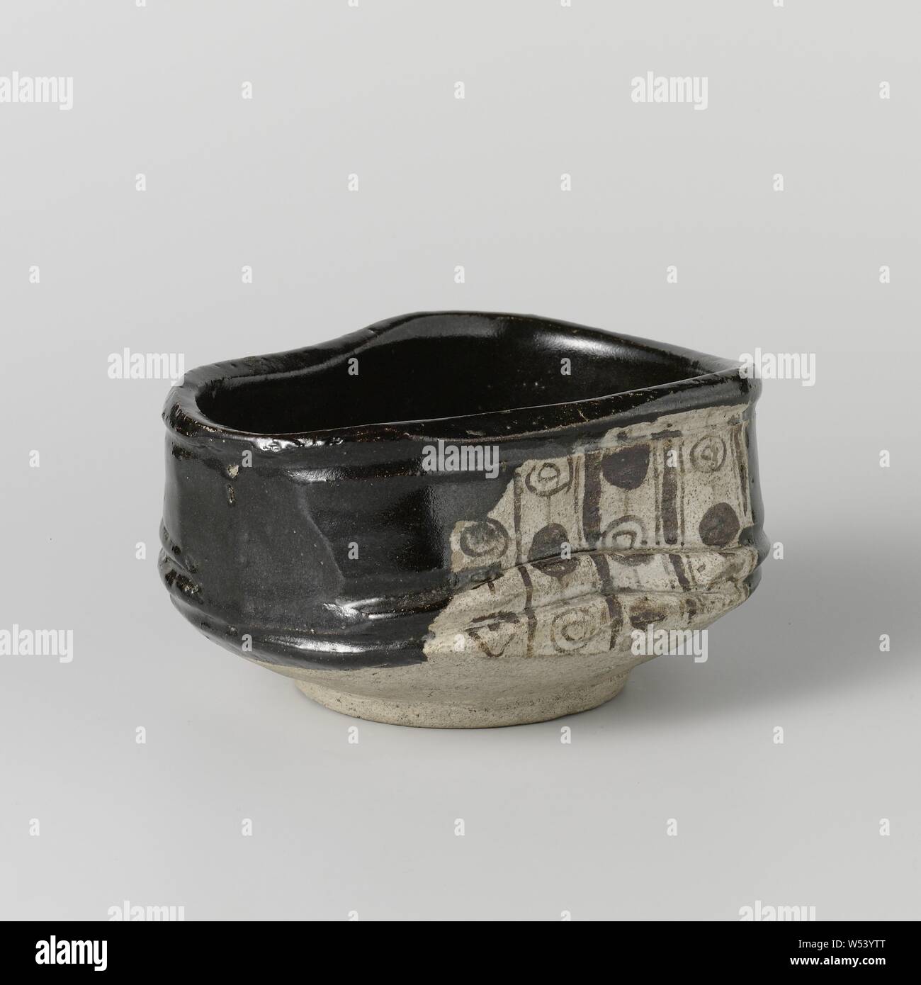 Teeschale mit schwarzer Glasur und geometrischen Mustern in Panels, Tee Schale aus Steingut in der Schuh Form, teilweise überdacht mit schwarzer Glasur. Die seitlichen Wände und im unteren Teil der Schüssel sind Unglasiert. An den Seitenwänden auf der Außenseite Quadrate mit Punkten oder Kreise in länglichen Fächern. Oribe., anonym, Japan, C. 1800 - C. 1899, Edo-Periode (1600-1868), Steinzeug, Glasur, Verglasung, h 9,1 cm L 17,3 cm x W 12,7 cm d 9 cm Stockfoto