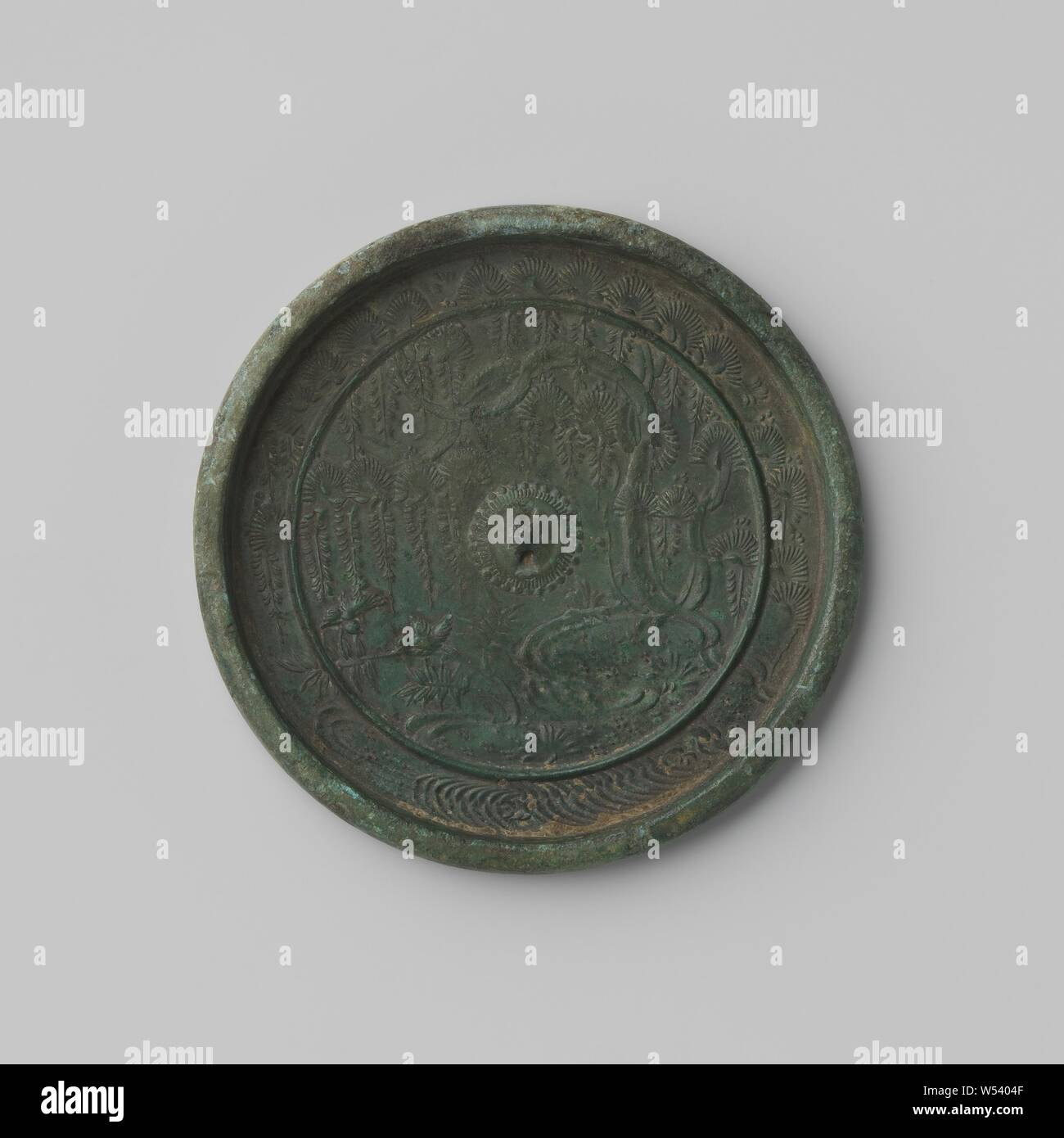 Spiegel, Spiegel, deren Mittelfeld mit Glyzinien, Vögel eingerichtet ist, Wasserpflanzen und einen Stream., anonym, Japan, 1185-1333, bronze (Metall), d 10,5 cm x H 0,9 cm Stockfoto