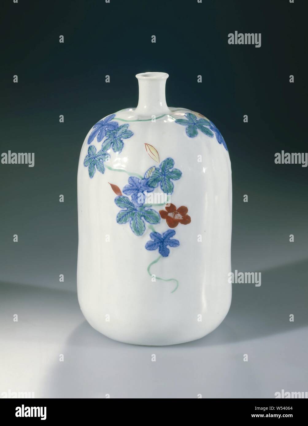 Sake Flasche mit geriffelten Seiten und eine kontinuierliche flower Spray, Sake Flasche Porzellan mit geripptem Wand- und schmalen Hals, leicht verbreiten nach oben, auf der Glasur in Blau, Rot, Grün und Gelb lackiert. Eine kontinuierliche, blühenden Zweig an der Wand und der Schulter. Nabeshima., anonym, Japan, C. 1800 - C. 1899, Edo-Periode (1600-1868), Porzellan (Material), Glasur, Verglasung, h 17,5 cm, d 2,2 cm d11,5cm d7 cm Stockfoto