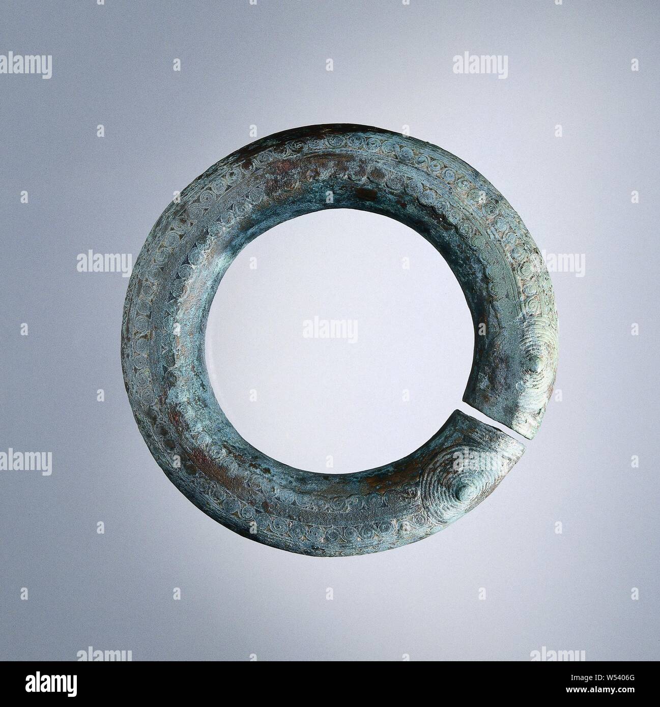 Armband, Armband in Form einer Schlange mit zwei Köpfe zusammen., anonym, Ban Chiang, -600--100, bronze (Metall), d 9,8 cm x H 1,8 cm Stockfoto