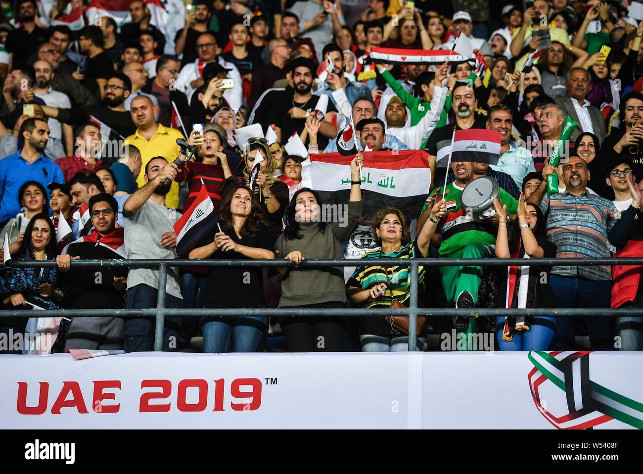 Irakische Fußballfans halten, ihre nationalen Flaggen Unterstützung für den Irak National Football Team in der AFC Asian Cup Gruppe D Match gegen Vietnam na zu zeigen Stockfoto