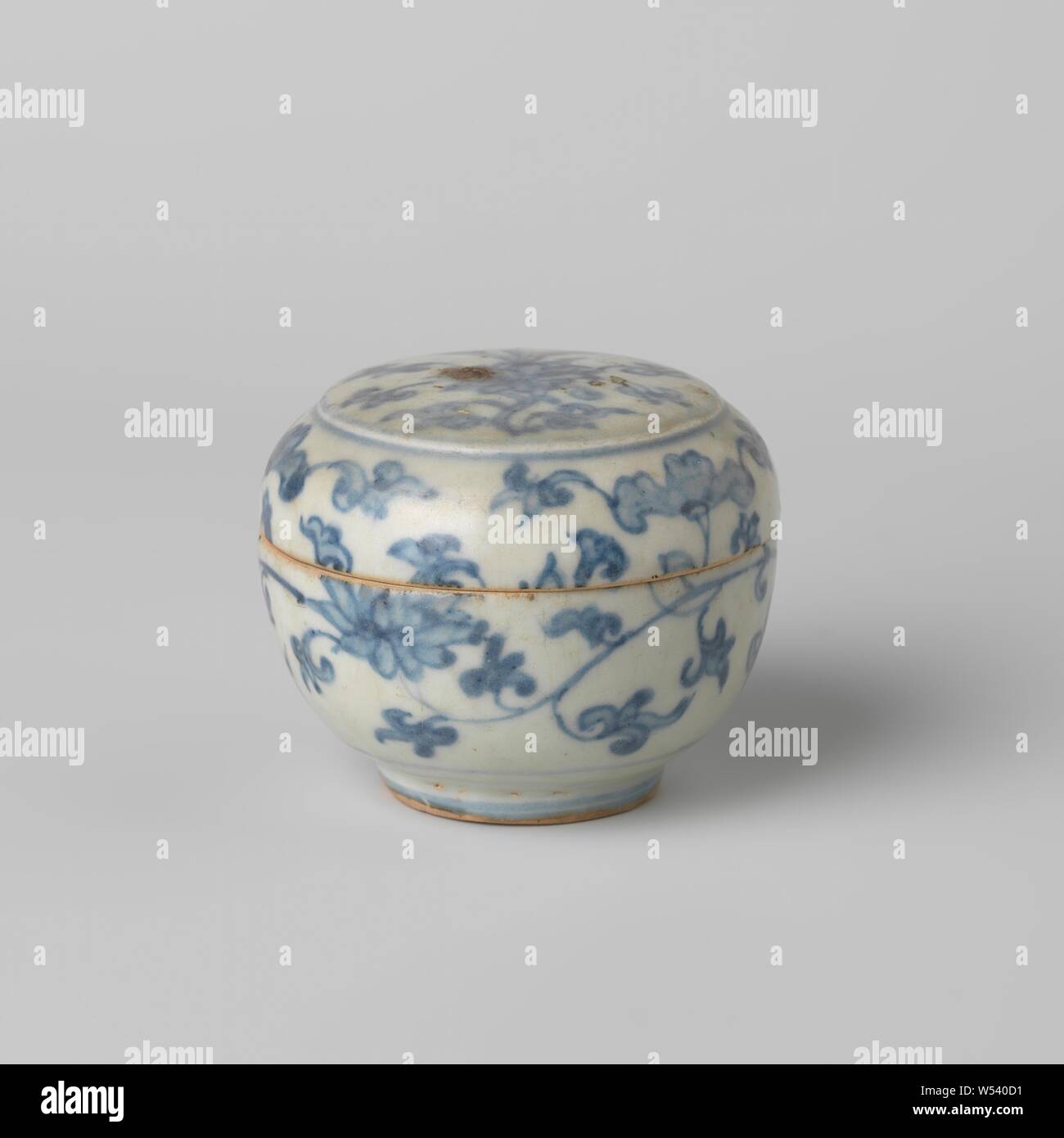 Runde Box mit Lotus blättert, runde Box aus Porzellan, bemalt Unterglasur blau. Lotus Reben, die auf der Wand fortsetzen. Blau Weiß., anonym, China, C. 1500 - C. 1599, Ming-Dynastie (1368-1644)/Hongzhi-Periode (1488-1505)/Zhengde-Periode (1506-1521)/Jiajing-Periode (1522-1566)/Longqing-Periode (1567-1572)/Wanli-Periode (1573-1619), Porzellan (Material), Glasur, Cobalt (Mineral), Verglasung, h 3,8 cm h 6,8 cm, d 3,7 cm Stockfoto