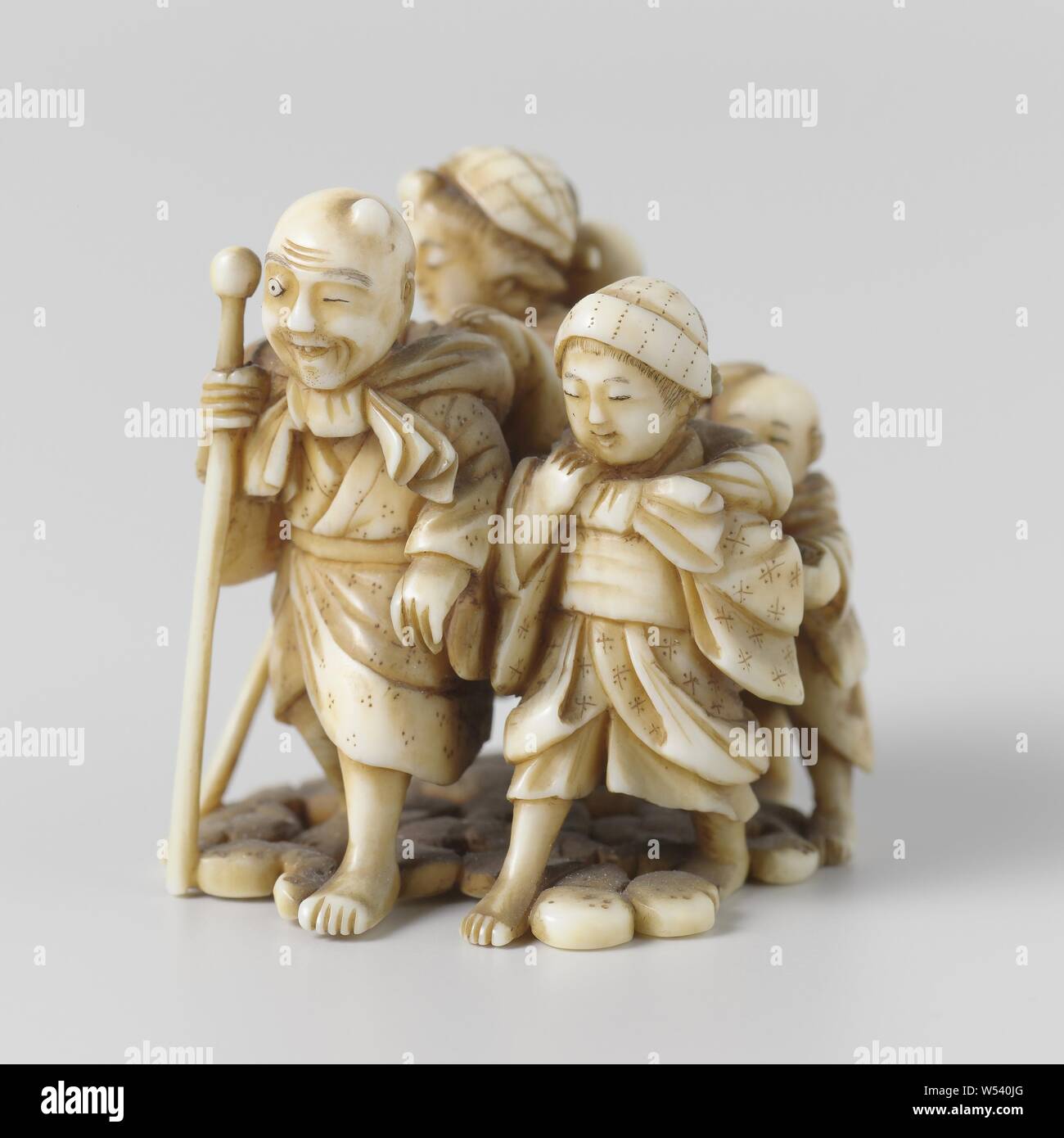 Netsuke, einer Gruppe von fünf Personen (Familie?). Kieselsteine liegen zwischen Ihren kitschigen voeytes - einer von ihnen (unten) hat eine Inschrift., Japan, 1700-1900, Edo-Periode (1600-1868), Elfenbein, h 4 cm x B 3,5 cm x T 3,1 cm Stockfoto