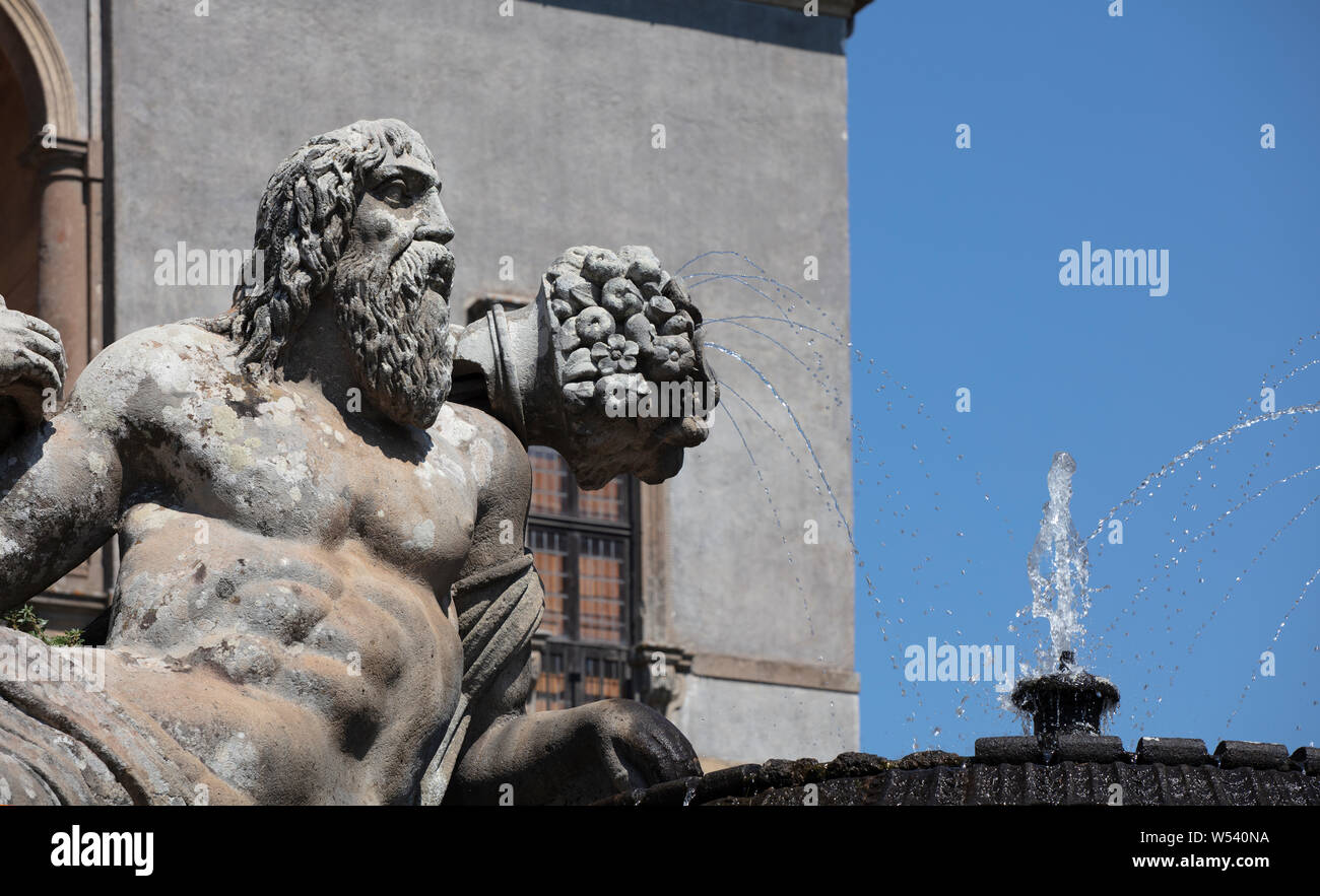 Detail des Brunnens des Cup und die riesigen Statuen der Götter in der oberen Gärten in der Villa Farnese in Caprarola an einem Sommertag. Stockfoto