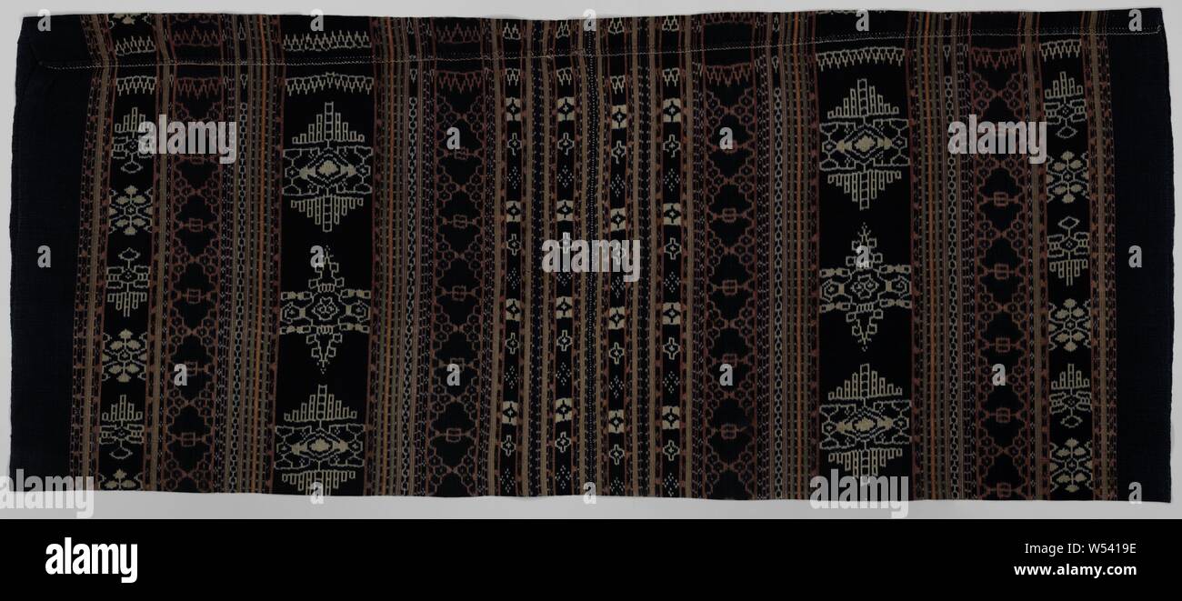 Sack tuch Sarung, lavre, Sack Tuch mit geometrischen Motiven., anonym, Babar, C. 1950, Baumwolle (Textil), h 151 cm x W 64,5 cm × C 129 cm Stockfoto