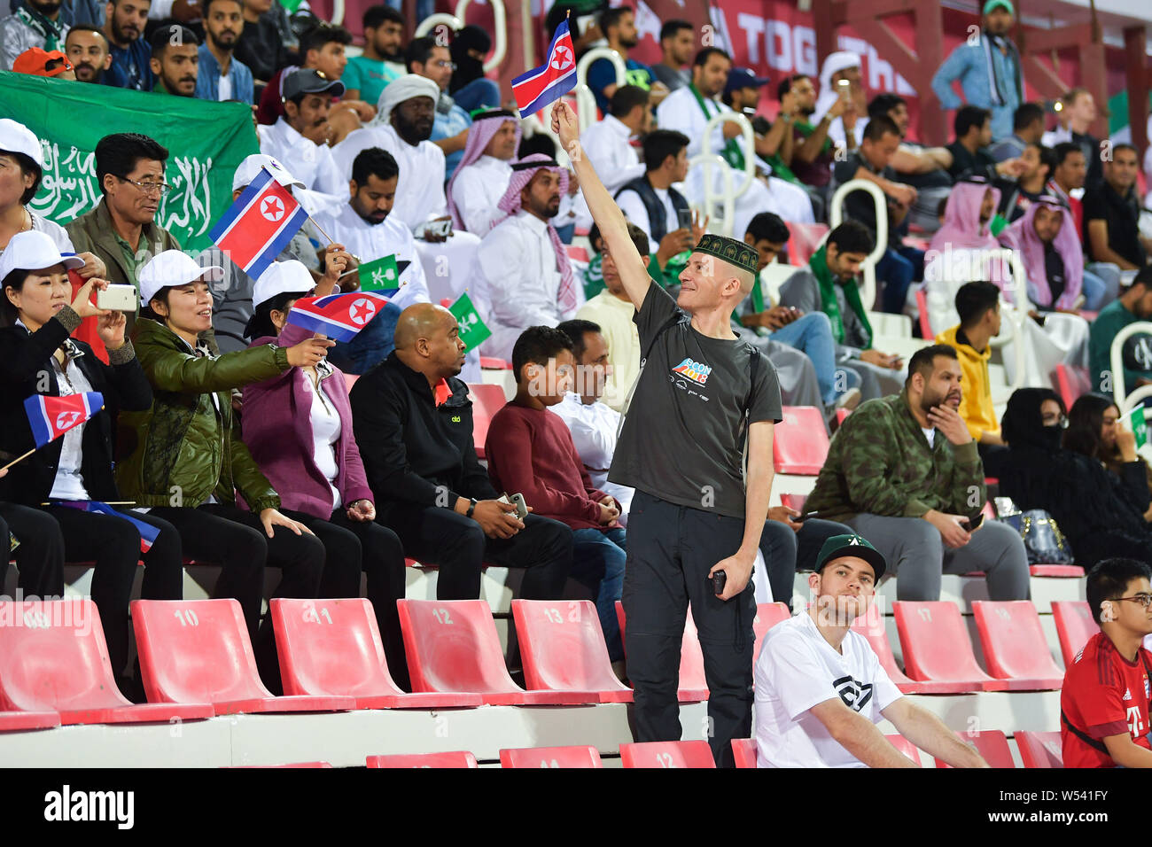 Nordkoreanische Fußballfans halten, ihre nationalen Flaggen Unterstützung für Nordkorea Nationalmannschaft in den AFC Cup Gruppe E Treffer agai zu zeigen Stockfoto