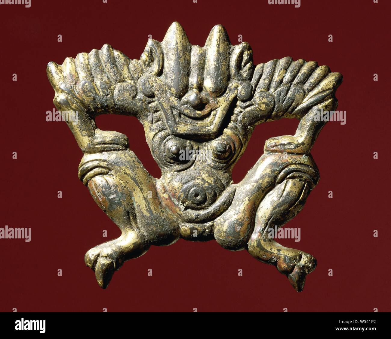 Applique, Streifendessin in Form eines Dämons., anonym, China, 500 - 600, bronze (Metall), Vergoldung (Material), Vergoldung, h 7,5 cm × w 8,0 cm Stockfoto