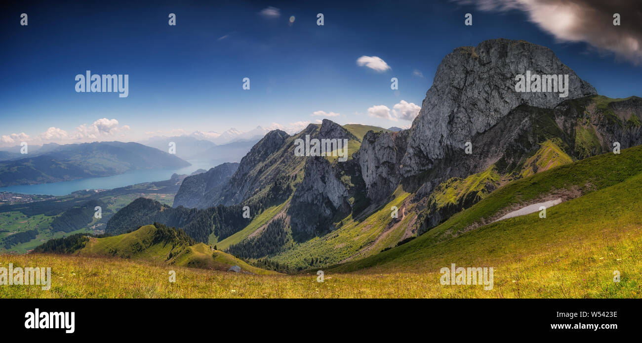 Stockhorn und Simmeflue aus der Walalpgrat gesehen. Im Hintergrund die Berner Alpen im Dunst und Thunersee Stockfoto