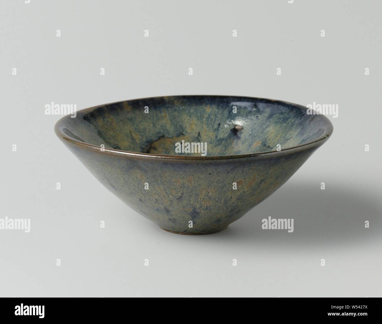 Kaffee Schüssel mit einem Bräunlichen blau glasiert, Tee Schale aus Steingut, bedeckt mit einer braun-blau glasiert. Die Unterseite ist Unglasiert. Jian., anonym, China, C. 960 - C. 1279, Song-Dynastie (960-1279), Steinzeug, Glasur, Verglasung, h 5,4 cm d 14cm d 3,5 cm Stockfoto