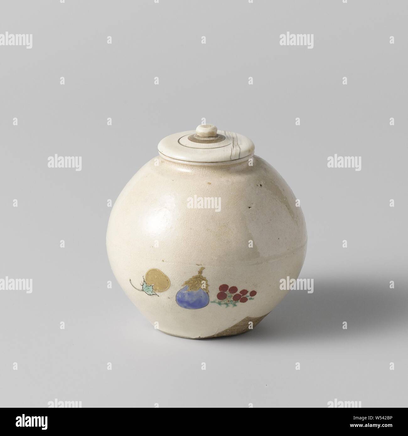 Tee Caddy mit einem Ei und Obst, ein staubiges Kanister oder chaire aus Steingut mit einem kugelförmigen Körper und einem Deckel Elfenbein, bedeckt mit einer Creme-farbige Glasur und auf die Glasur in Blau, Rot, Grün, Violett, Schwarz und Gold bemalt. Aubergine und Obst auf dem Bauch (Kaki Brände [?], Beeren). Alte Etikett auf der Innenseite mit 'Kyoyaki/19/trad. Die ninsei [?]'. Nasu typ., anonym, Japan, C. 1800 - C. 1899, Edo-Periode (1600-1868), Steinzeug, glasiert, Gold (Metall), deksel, Verglasung, h 7,2 cm h 6,4 cm, d 3,5 cm, d 7,3 cm d 3,5 cm h 1,2 cm x T 3,5 cm Stockfoto