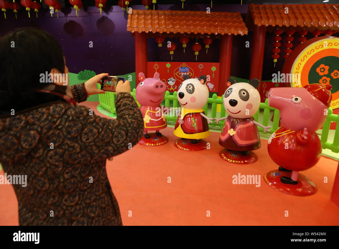 Menschen besuchen die Ppeppa Schwein - themed Pop-up Stores auf den bevorstehenden Film "Peppa feiert das Chinesische Neue Jahr vorheizen" in Shanghai, China, 22. Januar 2019. Stockfoto