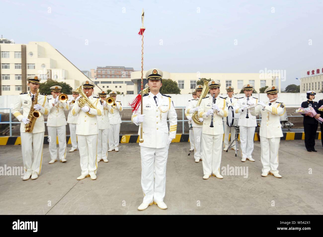 Band Mitglieder der Chinesischen Marine Soldaten durchführen Südkoreanische Marine an einer militärischen Hafen in Shanghai, China, 14. Januar 2019 begrüßen zu dürfen. Zwei Schiffe der Stockfoto