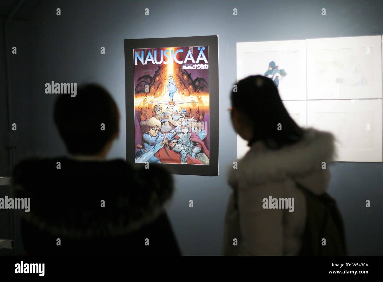 Besucher Blick auf Handschriften der japanischen Animationsfilm Nausicaa aus dem Tal der Wind auf dem Display während einer japanischen Animation Manuskript Ausstellung Stockfoto