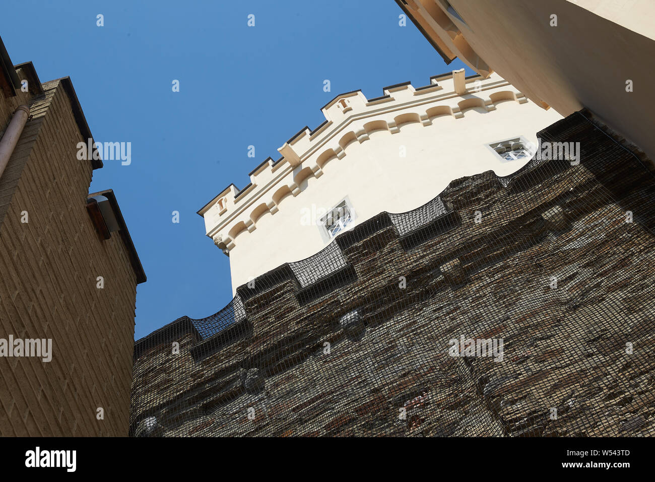 Koblenz, Deutschland. 26. Juli, 2019. Netze schützen eine Der bruchstein Mauern von Schloss Stolzenfels hoch über dem Rhein in der Nähe von Koblenz. Das Schloss wird weiter im laufenden Betrieb renoviert. Aufgrund der großen Menge von Touristen, jedoch gibt es keine Werke, die in der öffentlich zugänglichen Räume in diesen Tagen. Das Schloss ist ein Teil des UNESCO-Welterbes Mittelrheintal. Quelle: Thomas Frey/dpa/Alamy leben Nachrichten Stockfoto