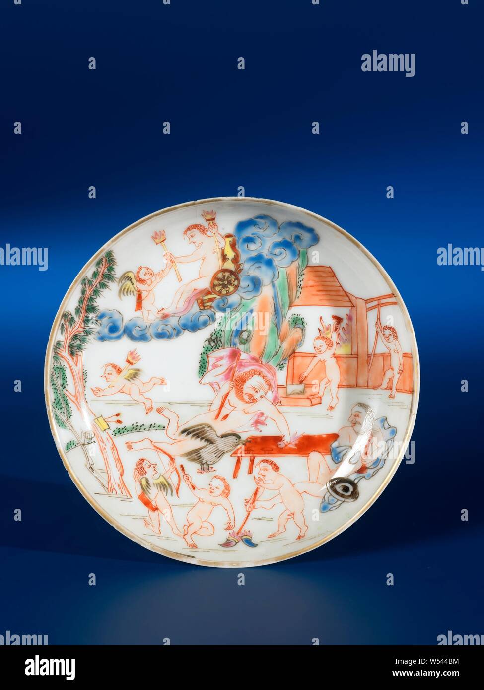 Untertasse mit einem mythologischen Bild auf das Element Feuer, Porzellanschale, malte auf der Glasur in Blau, Rot, Rosa, Grün, Gelb, Schwarz und Gold. Auf der Vorderseite eine allegorische Darstellung des Elements Feuer mit verschiedenen Göttern einschließlich Jupiter, Vulcan, Venus und eine Reihe von Amors in einer Landschaft in der Nähe von Gebäuden, Venus sitzt in einem Auto auf einer Wolke. Die Leistung basiert auf einem Ausdruck von Antoine Herisset (1685-1769) nach einem Gemälde von Francesco Albani (1578-1669). Die Leistung ist aus einer Reihe von vier, die andere Elemente Wasser, Luft und Erde. Auf der Unterseite ein altes Label mit' Stockfoto