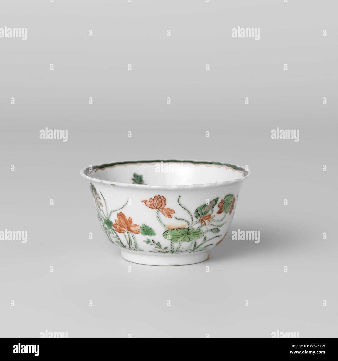 Tasse mit einem Teich, Lotus Pflanzen, Fische und Vögel, Porzellan Tasse mit gelappten, in unterglasur Blau und auf der Glasur Rot, Grün, Gelb, Aubergine und Schwarz lackiert. Ein Teich mit Lotus Pflanzen, drei Fischen und einen Eisvogel, den Rand mit Zickzack arbeiten abgebildet, auf der Rückseite drei Blume Sprays. Der Kopf ist mit einem Hasen in einem doppelten Kreis markiert. Famille Verte., anonym, China, C. 1700 - C. 1724, Qing- Dynastie (1644-1912)/Kangxi-Periode (1662-1722)/Yongzheng-Periode (1723-1735), Porzellan (Material), Glasur, Cobalt (Mineral), Verglasung, h 4,5 cm, d 8,5 cm, d 4,3 cm Stockfoto