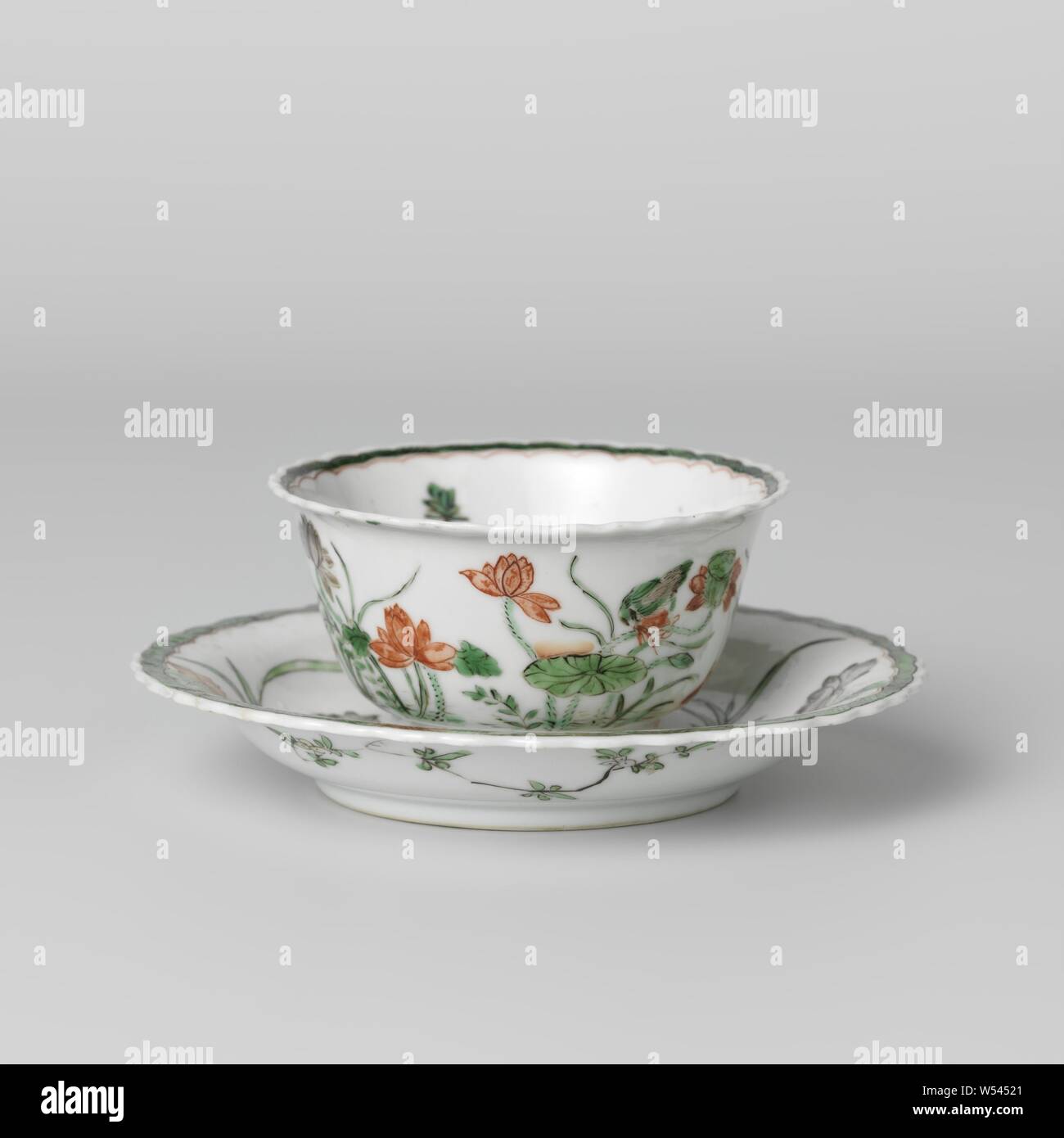 Tasse und Untertasse mit einem Teich, Lotus Pflanzen, Fische und Vögel, Porzellan Tasse und Untertasse mit gelappten, in unterglasur Blau und Rot lackiert auf der Glasur, Grün, Gelb, Aubergine und Schwarz. Auf der Platte des Tellers einen Teich mit Lotus Pflanzen, drei Fischen und einen Eisvogel, den Rand mit Zickzack, auf der Rückseite drei Blume Sprays. Die Schale mit der gleichen Dekoration. Auf der Unterseite mit einer Dichtung in einem doppelten Kreis markierte Teller, Leiter gekennzeichnet mit einem Hasen ist ein Kreis. Famille Verte., anonym, China, C. 1700 - C. 1724, Qing- Dynastie (1644-1912)/Kangxi-Periode (1662-1722)/Yongzheng-Periode (1723 Stockfoto