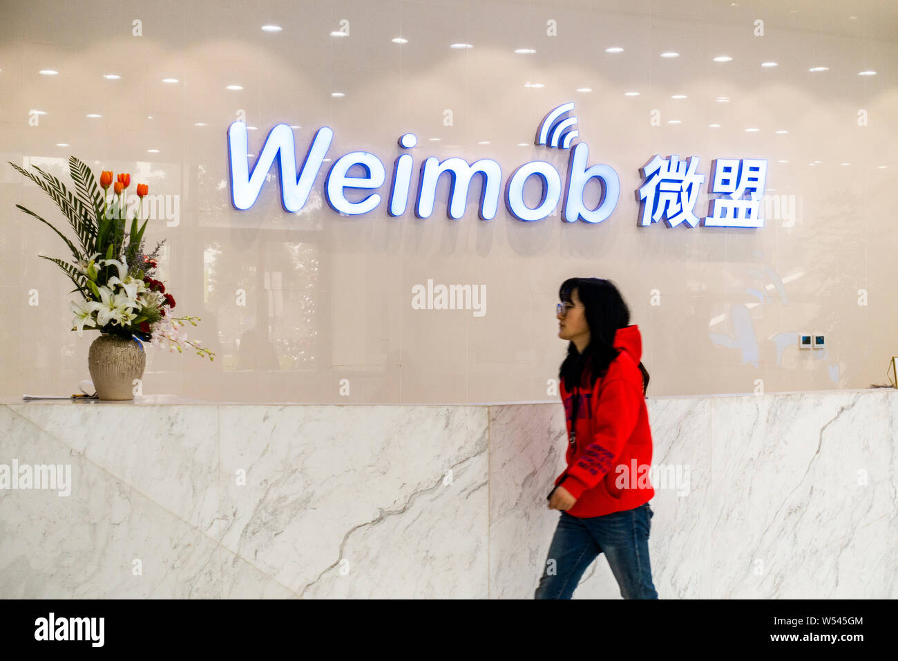 ---- Ein Arbeitnehmer wird dargestellt, an das Bürogebäude von TENCENT-gestützten Marketing und Cloud Services Provider Weimob in Shanghai, China, 4. Januar 2019. Stockfoto