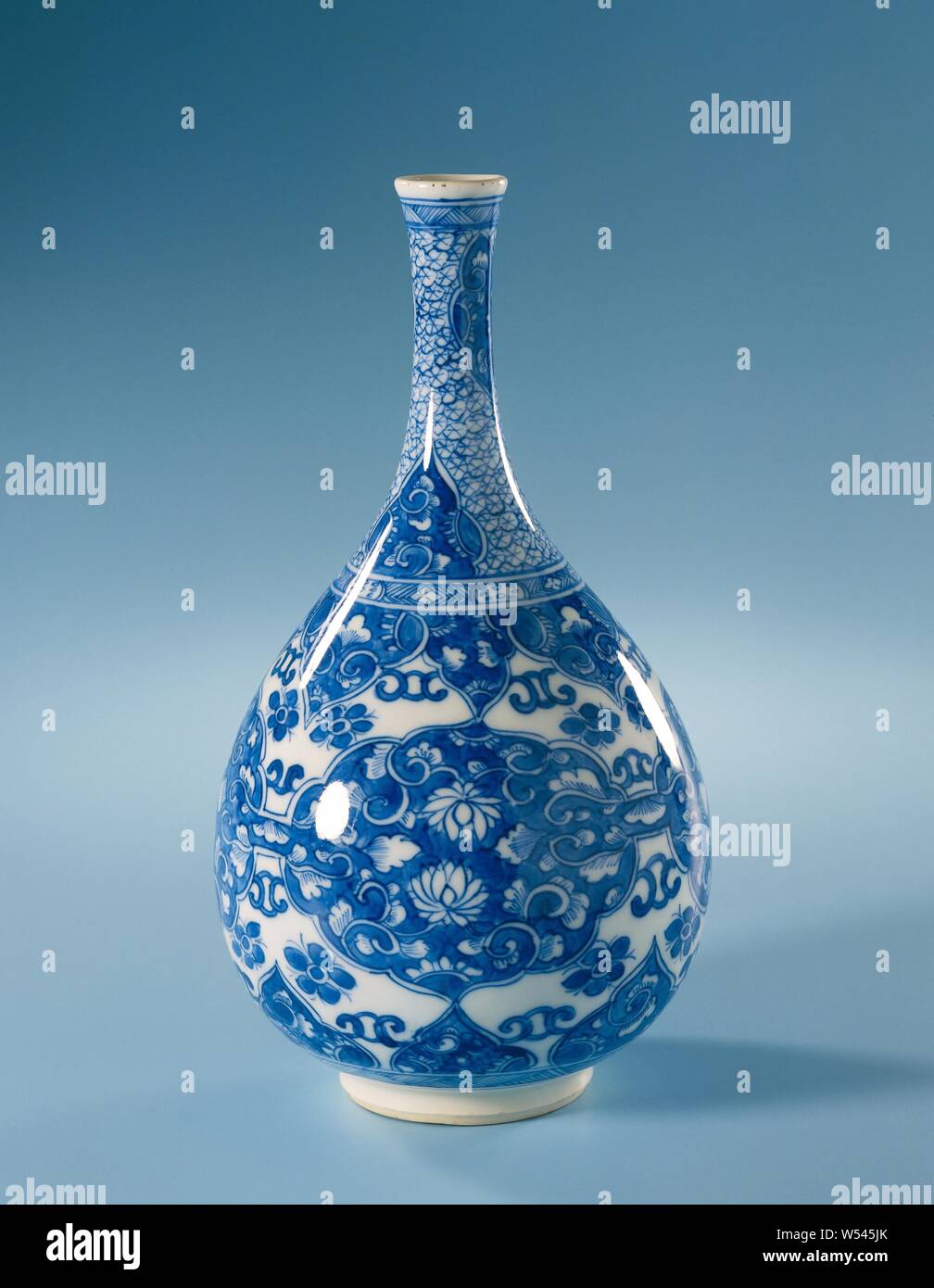 Pear-shaped Flasche Vase mit Panels mit Lotus blättert, Porzellan Flasche-förmige Vase, die Birnenförmigen Körper in einem schmalen Hals überlaufen, in unterglasur blau lackiert. An der Wand vier miteinander verbundenen, Gelappt Kartuschen mit Blau mit Lotus Reben gefüllt, um den Fuß und um die Schulter eine Band mit ruyi Motive durch ein schmales Band mit geometrischen Mustern geschlossen, der Hals mit einem geometrischen Motiv mit vier gelappt Kartuschen mit Ranken. Auf der Unterseite mit einem artemisia Blatt gekennzeichnet. Blau Weiß., anonym, China, C. 1700 - C. 1724, Qing- Dynastie (1644-1912)/Kangxi-Zeitraum (1662-1722 Stockfoto