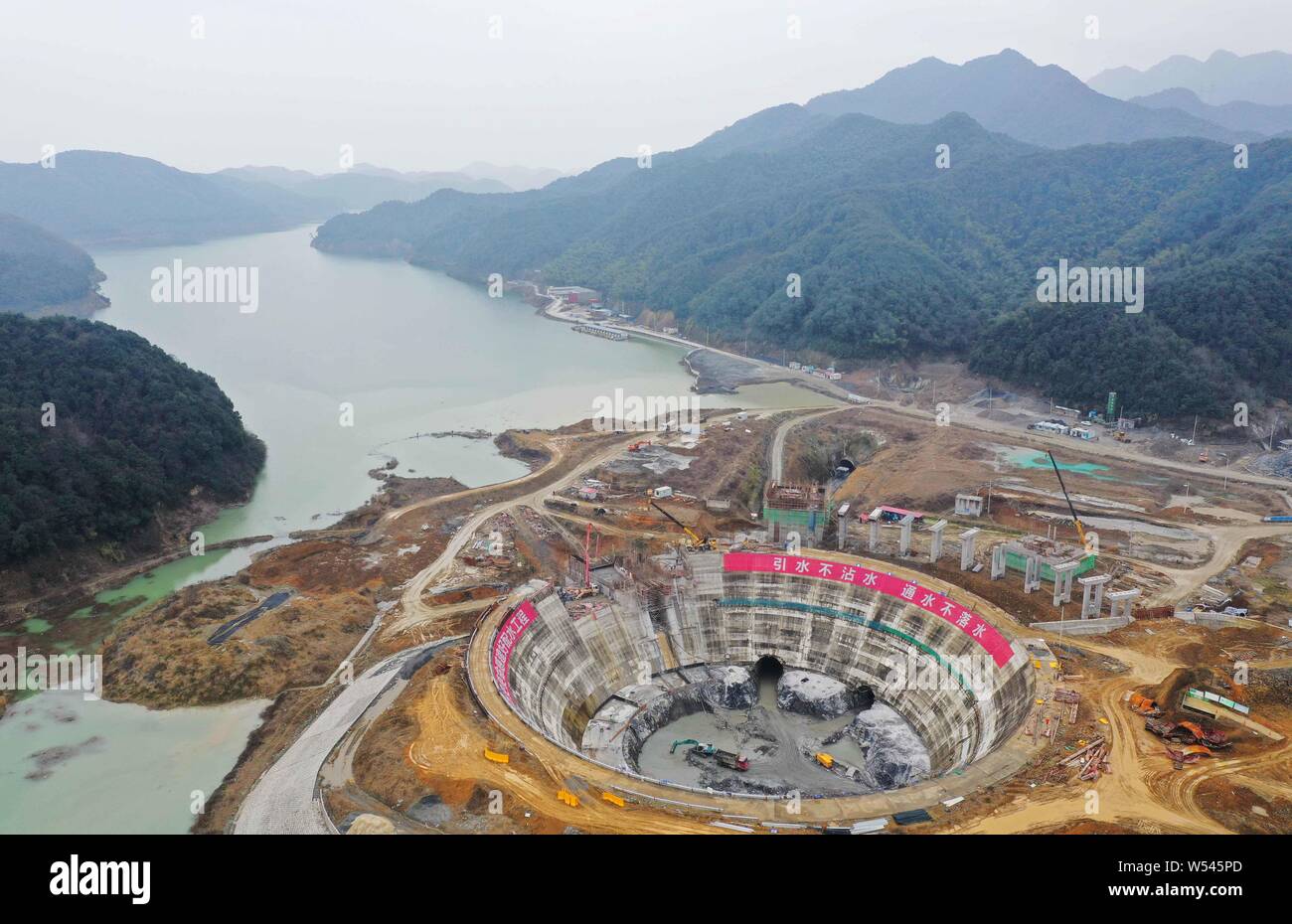 Luftaufnahme eines neu erbauten Stausee mit der Form eines Super Bowl am Qiandao Lake in Hangzhou City, East China Zhejiang provinz, 6 Jan Stockfoto