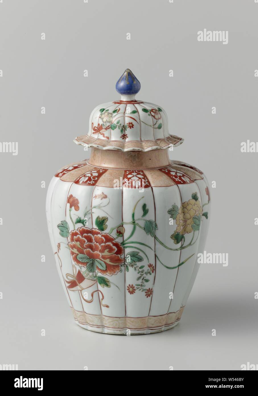 Gelappte jar bedeckt mit zwei Blumensträußen und Blumen blättert, gerippter Porzellan Topf mit Deckel Rand gelappt, in unterglasur Blau und auf der Glasur Rot, Grün, Gelb, Schwarz und Gold bemalt. An der Wand zwei Blumensträuße mit Blumen, die Stängel zusammen in einem Halter gebunden, ein gewelltes Band um den Fuß, auf der Schulter abwechselnd Fächer mit Rot mit Blume Reben in finden und Licht rot mit Blumenvasen in Gold bedeckt, auf dem Hals hellrot mit Lotus Reben in Gold. Famille Verte, Jean Theodore Royer, anonyme, China, C. 1725 - C. 1735, Qing- Dynastie (1644-1912)/Yongzheng-Periode (1723-1735) und Qianlong Stockfoto