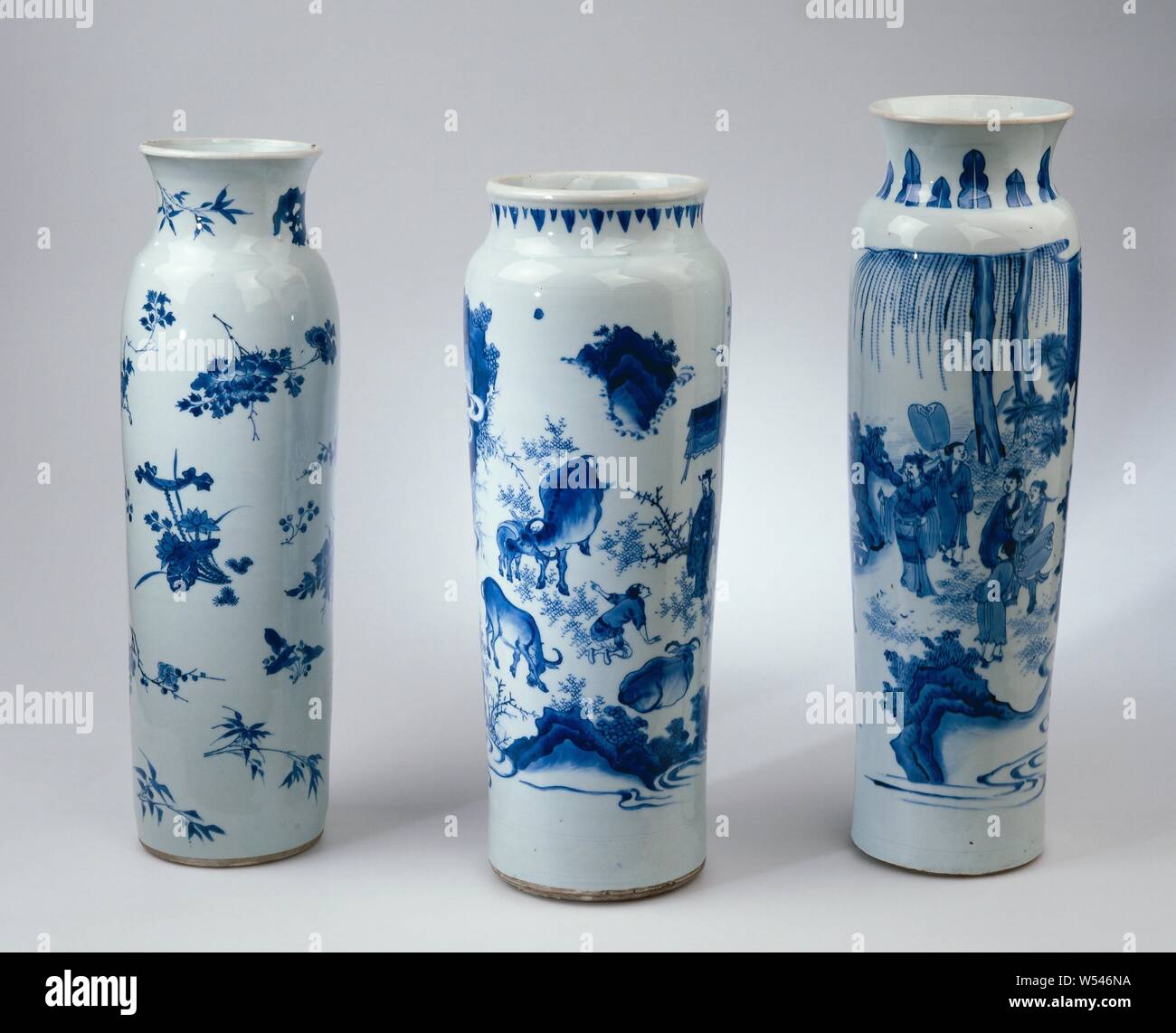 Vase (Rolling Schlitten) mit blume Sprays, Vase (Rolling Schlitten) aus Porzellan mit einem zylindrischen Körper und eine sich ausbreitende Hals, in unterglasur blau lackiert. Auf der Wand verschiedene lose Blumen Zweige (Prunus, Aster, Lotus, Pfingstrose, Camellia, Bambus, Orchideen, Peacock lonia). Den Hals mit zweimal ein Stein und ein Bambus Zweig. Die Unterseite ist Unglasiert. Zwei Chips in der Kante. Übergangszeit Porzellan in Weiß und Blau, Jean Theodore Royer, anonyme, China, C. 1620 - C. 1650, Ming-Dynastie (1368-1644)/Ch'ing-Dynastie (1644-1912)/Chongzhen-Periode (1628-1644)/Shunzhi-Periode (1644-1661), Porzellan (Material Stockfoto