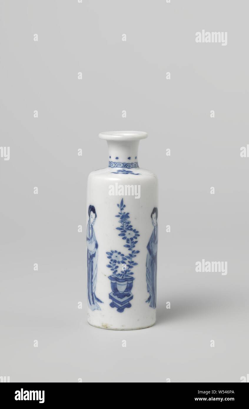 Kleine zylindrische Vase mit zwei chinesischen Damen und Glückssymbole, Kleine, zylindrische Vase aus Porzellan mit einem kurzen Hals und flachen Rand, in unterglasur blau lackiert. An der Wand zwei chinesische Damen (lange Zeilen) mit einer blühenden Aster in einem Topf. Auf der anderen Seite, Antiquitäten und Wertsachen (Vase mit Pfauenfedern, Räuchergefäß, Pearl und Spiegel). Auf der Schulter drei Wertsachen (Perle, Diamant, musikalischen Stein). Am Hals eine Band mit Spirale Arbeit und Punkten. Auf der Unterseite mit der vierstelligen mark Kaiser Chenghua in einem doppelten Kreis markiert. Blau und Weiß, Jean Theodore Royer Stockfoto