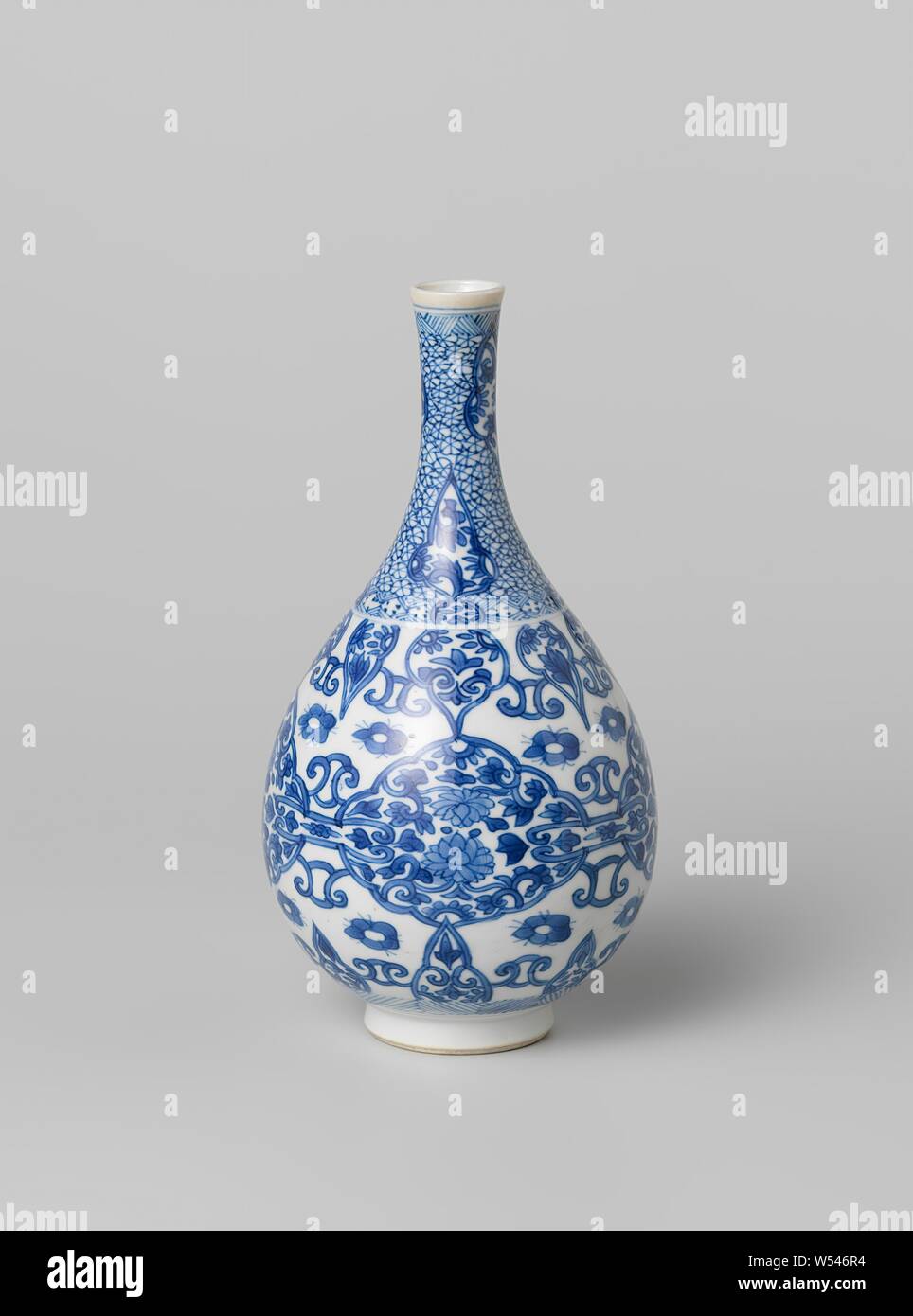 Pear-shaped Flasche Vase mit Lotus, blättert in Panels, Porzellan Flasche-förmige Vase mit einem Birnenförmigen Körper und einem schmalen, leicht ausgestellten Hals, in unterglasur blau lackiert. Auf dem Bauch eine Band mit verketteten, überbackene Kartuschen mit Lotus Reben. Oben und Unten, schmaler Reifen mit Ranken. Lose Blumen zwischen den drei Bands. Serviette Arbeiten am Hals mit Wellenschliff Kartuschen mit Ranken. Auf den Rand und um den Fuß eine Band mit Schattierung. Auf der Unterseite mit einem artemisia Blatt gekennzeichnet. Blau und Weiß., Jean Theodore Royer, anonyme, China, C. 1680 - C. 1720, Qing- Dynastie (1644 Stockfoto