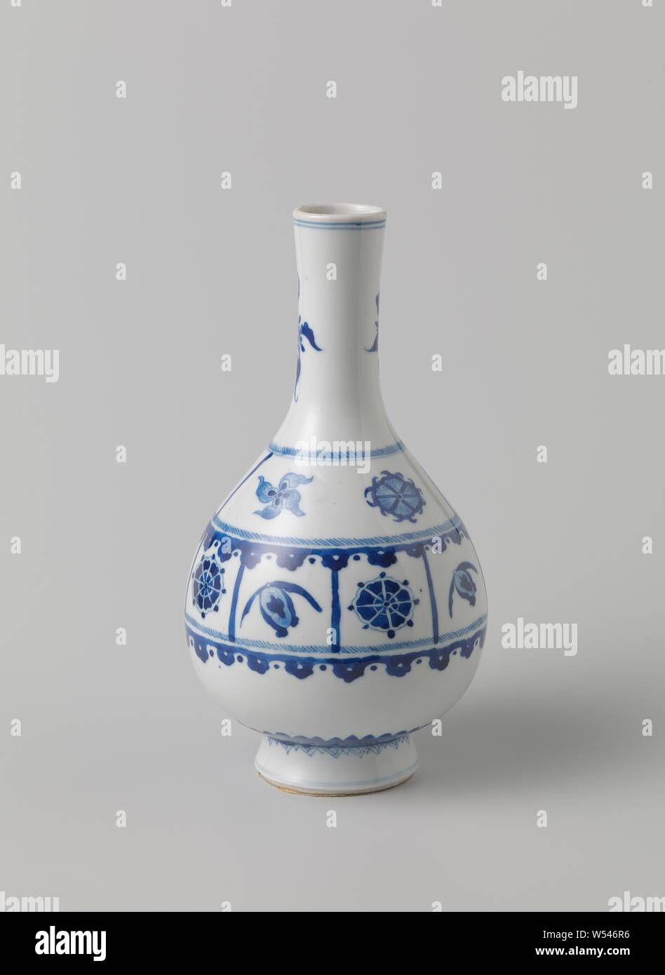 Pear-shaped Flasche Vase mit glückssymbole und stilisierte Blumen,-förmige Porzellan Vase mit einem Birnenförmigen Körper und langen Hals, in unterglasur blau lackiert. Auf dem Bauch zwei Bands aufgeteilt in Fächern mit Lucky Symbole (Chakra) und stilisierte Blumen, durch zwei dekorativen Bändern getrennt. Eine stilisierte Blume zweimal um den Hals. Eine Band mit Blattmotiven rund um den Fuß. Ein Zierband am Fuß. Blau und Weiß., Jean Theodore Royer, anonyme, China, C. 1680 - C. 1720, Qing- Dynastie (1644-1912)/Kangxi-Periode (1662-1722), Porzellan (Material), Glasur, Kobalt (Mineral Stockfoto